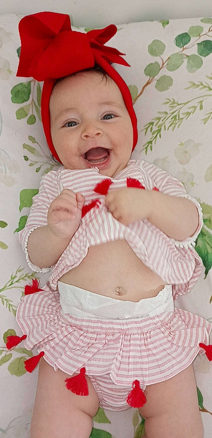 Jannah a rejoint le concours — aidez-le/la à gagner de superbes lots ! baby, baby_laughing, baby_toddler_clothing, cap, child, face, facial_expression, happy, lip, pattern, person, pink, skin, sleeve, smile, stomach, textile, thigh, toddler, waist