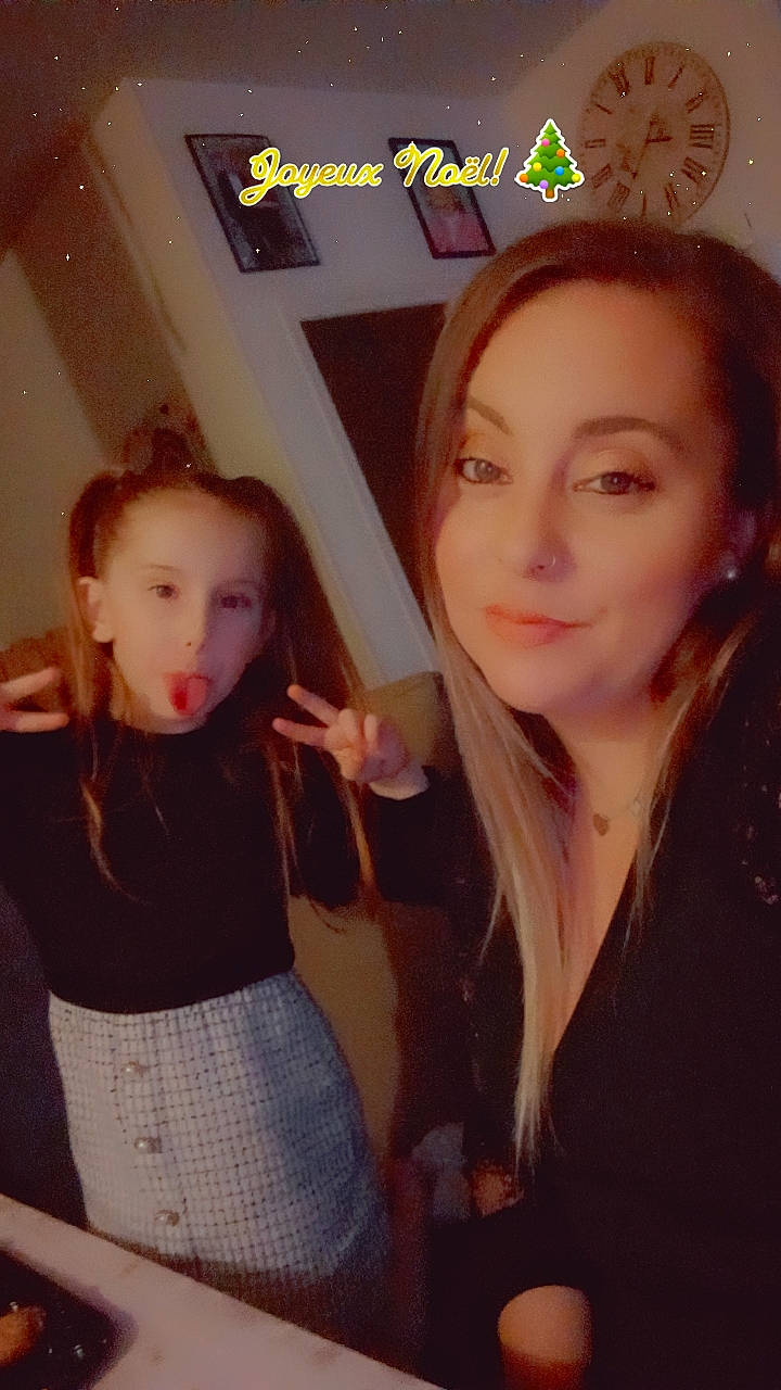 Jade a rejoint le concours — aidez-le/la à gagner de superbes lots ! black_hair, cheek, chin, cool, ear, eyebrow, eyelash, facial_expression, friendship, fun, hairstyle, happy, human, iris, jaw, joy, lip, long_hair, makeover, nose