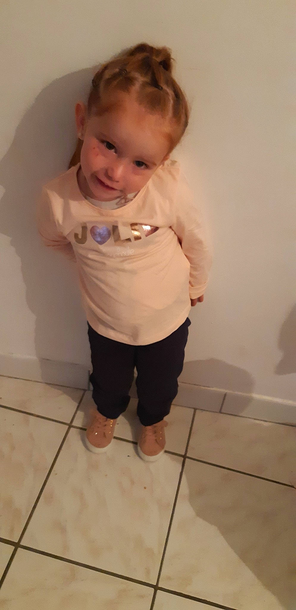 Jade a rejoint le concours — aidez-le/la à gagner de superbes lots ! arm, baby, cheek, child, floor, flooring, joint, leg, person, play, shoulder, skin, sleeve, standing, toddler