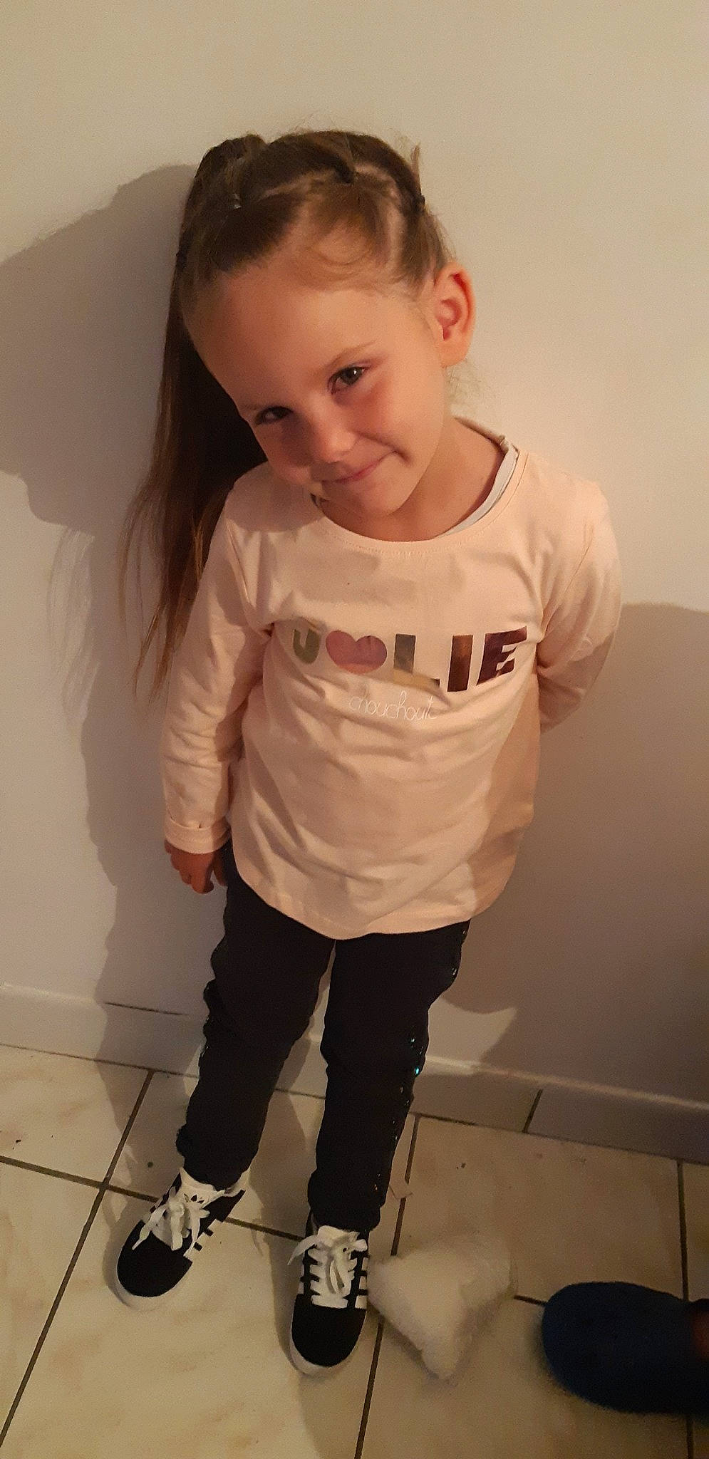 Maelys a rejoint le concours — aidez-le/la à gagner de superbes lots ! arm, cheek, child, footwear, joy, leg, neck, outerwear, person, shoe, shoulder, skin, sleeve, standing, t_shirt, toddler, top