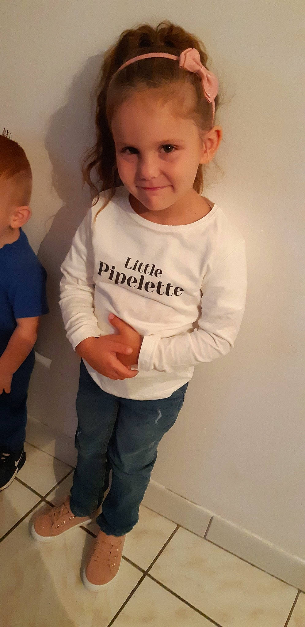Maelys participe au concours pour gagner de l'argent avec cette photo : arm, baby, baby_toddler_clothing, cheek, child, child_model, jeans, joy, leg, neck, outerwear, person, product, shoulder, skin, sleeve, smile, standing, t_shirt, toddler