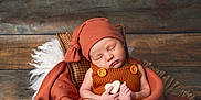 Jules participe au concours pour gagner de l'argent avec cette photo : baby, basket, blanket, cozy, cute, decor, foot, hand, hat, indoors, infant, knitted_clothing, newborn, peaceful, pillow, portrait, sleeping, soft_texture, warm_colors, wooden_floor