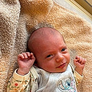 Ella participe au concours pour gagner de l'argent avec cette photo : baby, blanket, closeup, cozy, cute, eyes, fabric, face, floral_pattern, hand, head, infant, lying_down, newborn, onesie, plush, portrait, skin, smile, window_light