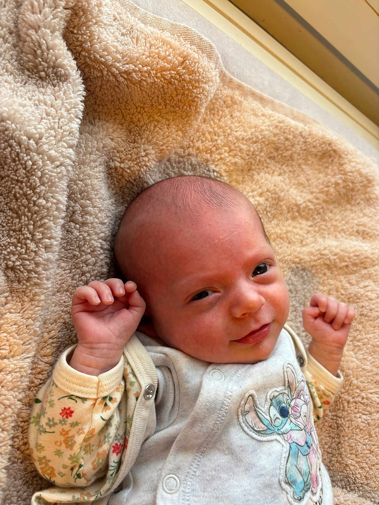 Ella participe au concours pour gagner de l'argent avec cette photo : baby, blanket, closeup, cozy, cute, eyes, fabric, face, floral_pattern, hand, head, infant, lying_down, newborn, onesie, plush, portrait, skin, smile, window_light