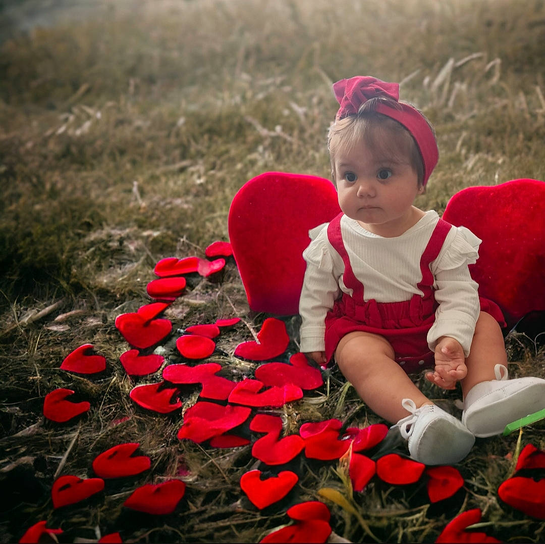 Lyna a rejoint le concours — aidez-le/la à gagner de superbes lots ! baby, baby_toddler_clothing, carmine, child, fun, grass, groundcover, happy, hat, human_body, leaf, morning, people_in_nature, person, petal, photograph, pink, plant, red, spring