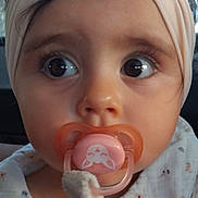 Lana participe au concours pour gagner de l'argent avec cette photo : baby, pacifier, headband, bow, close_up, infant, cute, child, plush_toy, clothing, white_outfit, curious_eyes, face, person, soft_light, indoors, portrait, young_child, adorable, expression