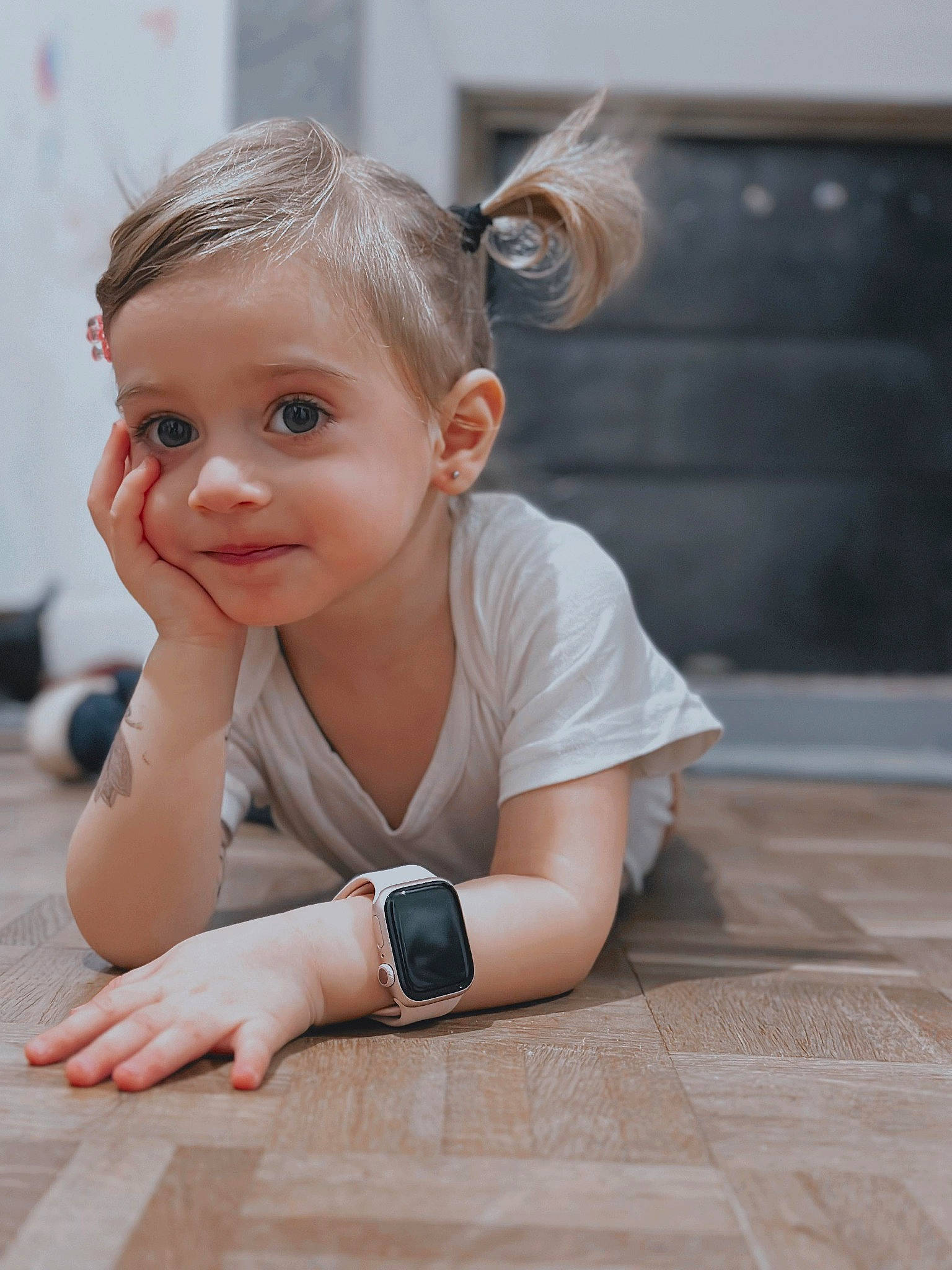 Babi participe au concours pour gagner de l'argent avec cette photo : child, dress, eye, eyelash, eyewear, fashion_accessory, flash_photography, flooring, fun, hand, happy, hardwood, headpiece, human_leg, jewellery, joy, person, recreation, sitting, smile