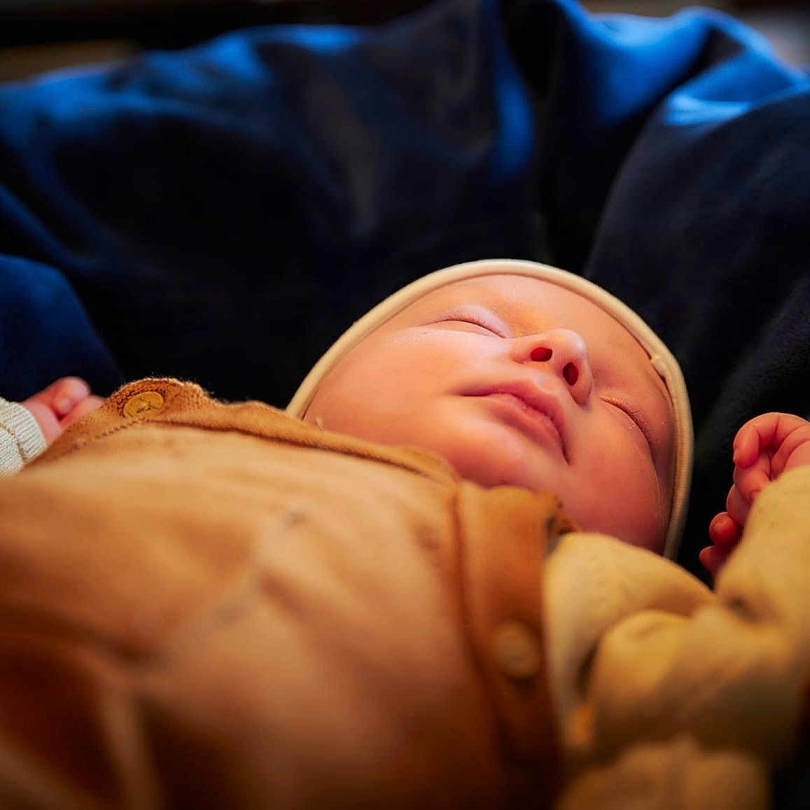 Leone participe au concours pour gagner de l'argent avec cette photo : architecture, baby, bed, blanket, bodypart, building, clothing, face, finger, furniture, glove, hand, head, hospital, newborn, person, photography, portrait, quilt, sleeping