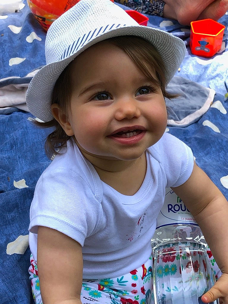 Lena participe au concours pour gagner de l'argent avec cette photo : baby, cap, child, facial_expression, fun, happy, hat, headgear, headwear, joy, people, person, play, skin, smile, summer, sun_hat, toddler, vacation