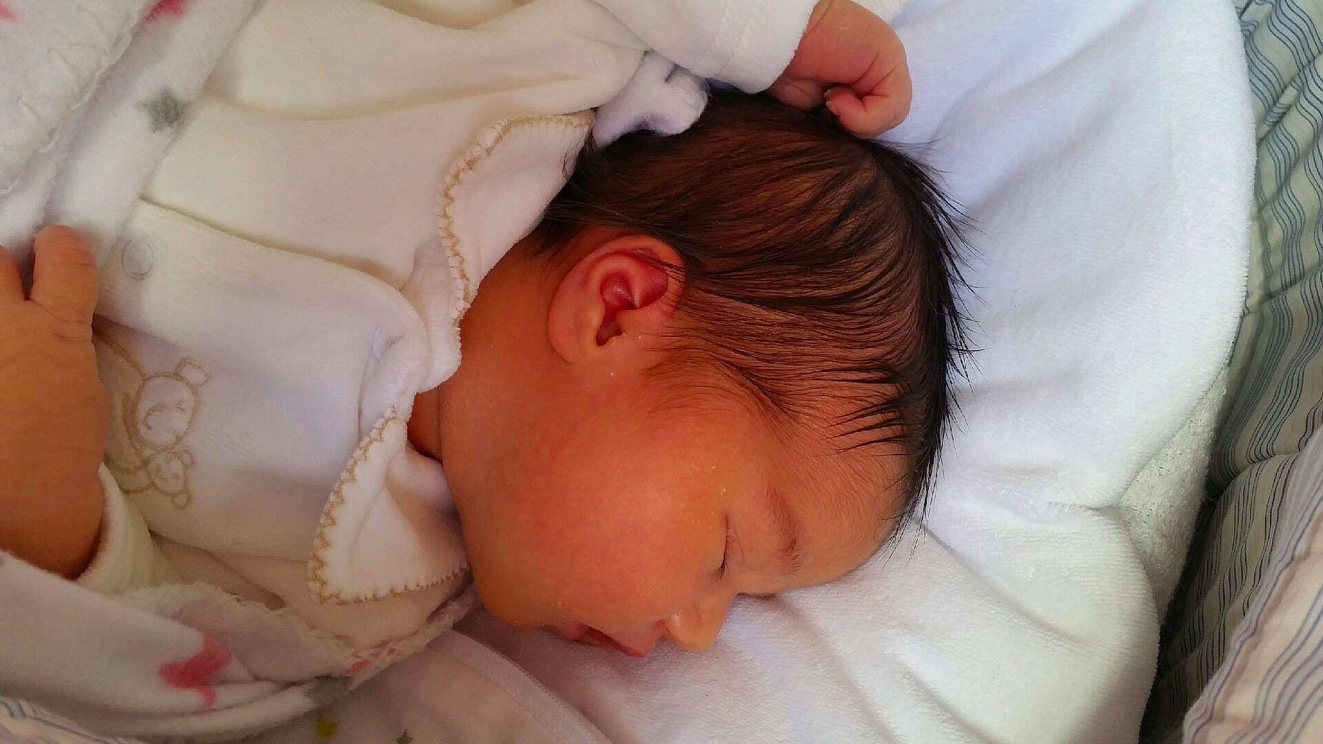 Lena a rejoint le concours — aidez-le/la à gagner de superbes lots ! baby, baby_sleeping, bedtime, birth, cheek, child, childbirth, ear, eye, forehead, hair_accessory, head, mouth, nap, nose, person, skin, sleep, toddler