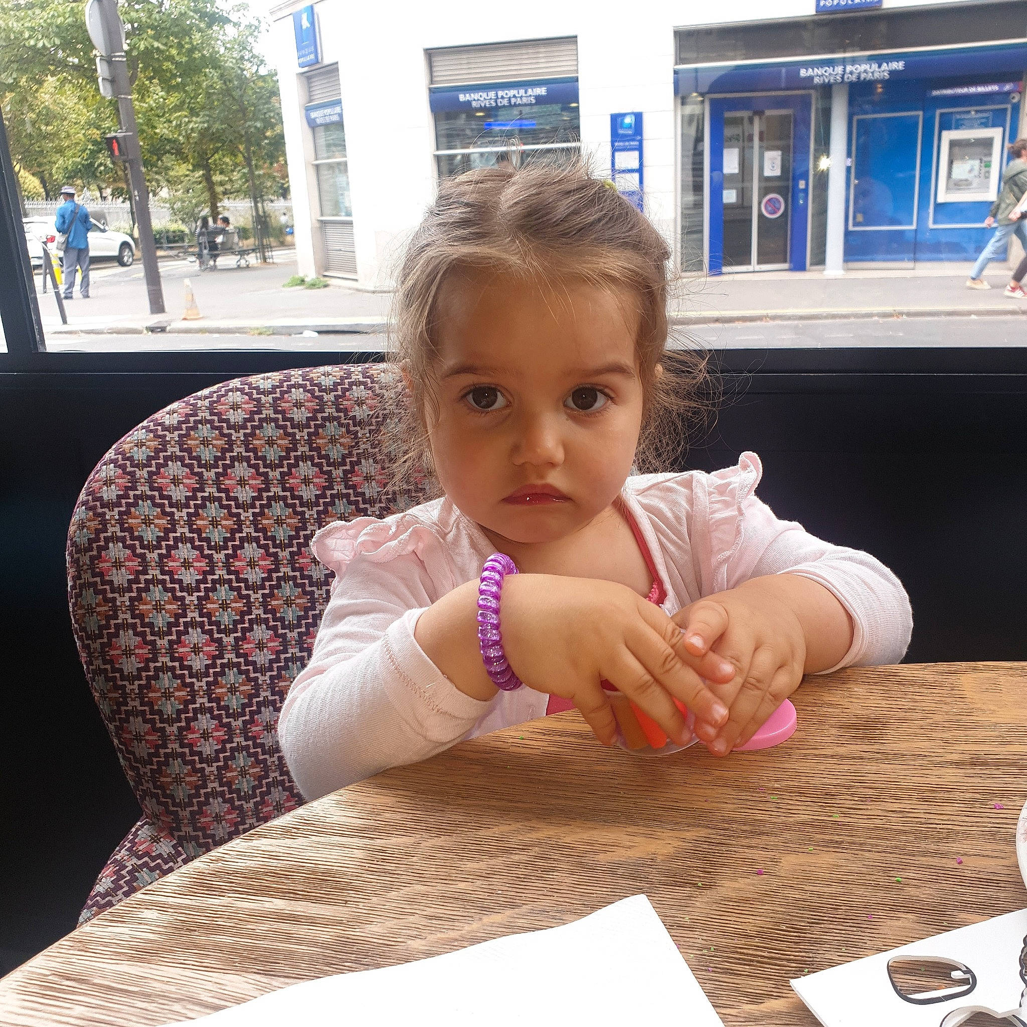 Lena a rejoint le concours — aidez-le/la à gagner de superbes lots ! arm, child, finger, hand, leg, leisure, person, sitting, thumb, toddler, vacation