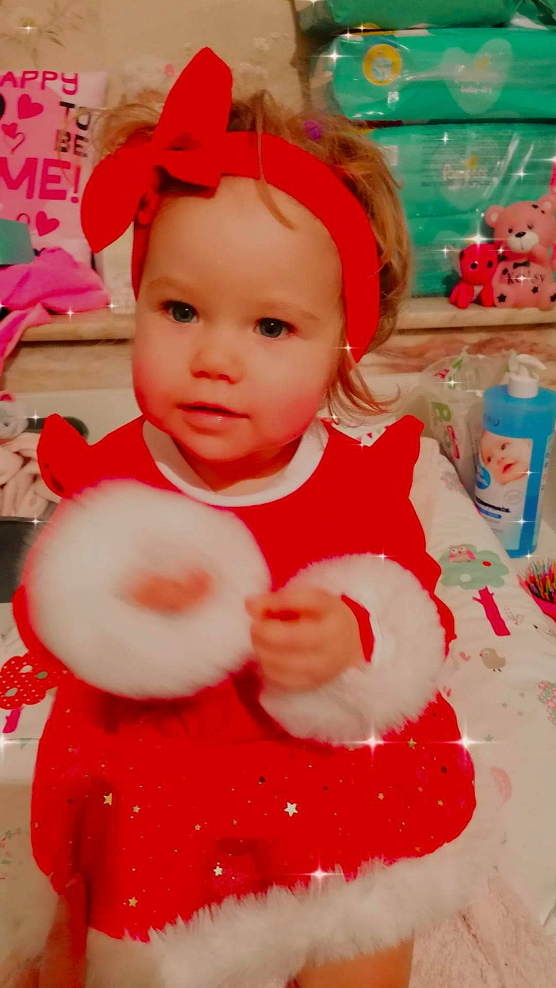 Kelsy participe au concours pour gagner de l'argent avec cette photo : baby, baby_toddler_clothing, carmine, child, christmas, event, fictional_character, fun, fur, happy, headwear, holiday, party, party_supply, person, pink, red, skin, sweetness, textile