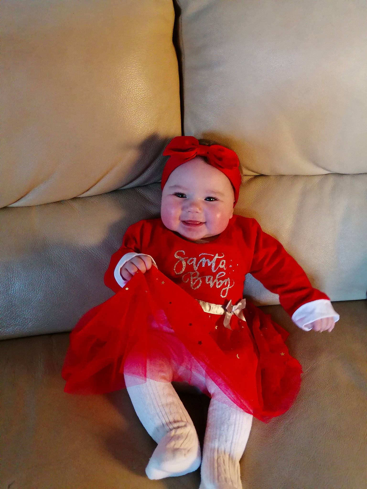 Kelsy participe au concours pour gagner de l'argent avec cette photo : baby, baby_toddler_clothing, comfort, couch, face, floor, flooring, fun, hair, happy, head, headwear, joy, orange, person, pillow, sleeve, smile, t_shirt, textile