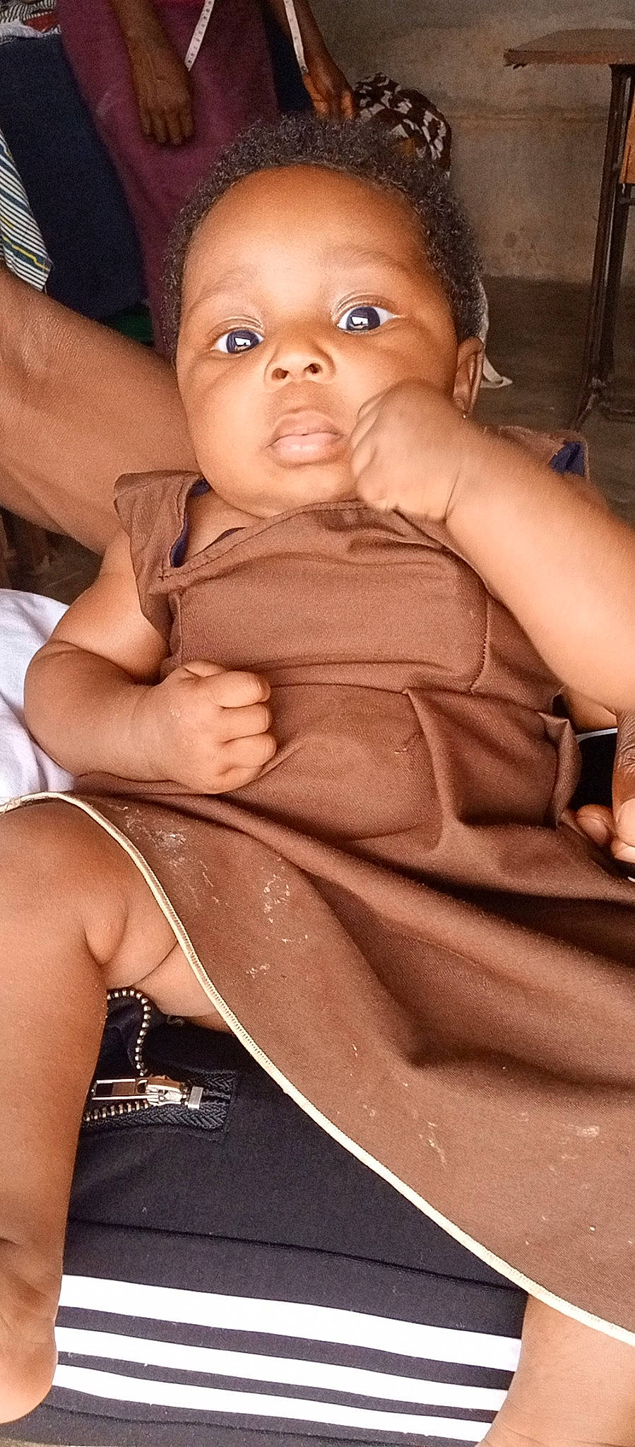 Sarah a rejoint le concours — aidez-le/la à gagner de superbes lots ! chest, chin, elbow, eye, eyelash, finger, flash_photography, gesture, hand, happy, iris, joint, lip, mouth, muscle, organ, person, skin, stomach, thigh