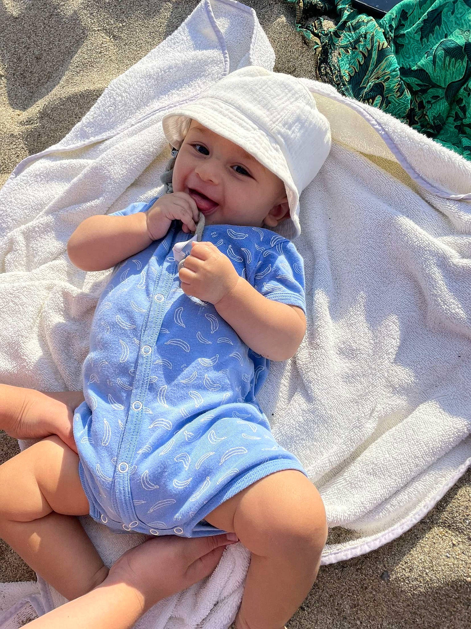 Livio a rejoint le concours — aidez-le/la à gagner de superbes lots ! azure, baby, baby_toddler_clothing, cap, child, comfort, electric_blue, fun, grass, hat, headwear, human_leg, leisure, pattern, person, pink, purple, skin, sun_hat, textile