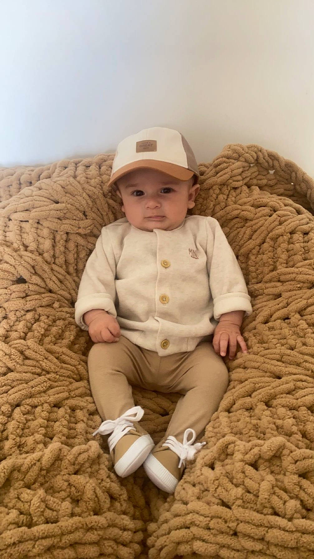 Livio participe au concours pour gagner de l'argent avec cette photo : baby, baby_toddler_clothing, cap, child, comfort, eye, face, happy, hat, head, headwear, human, human_leg, knee, person, sitting, skin, sleeve, sun_hat, toddler