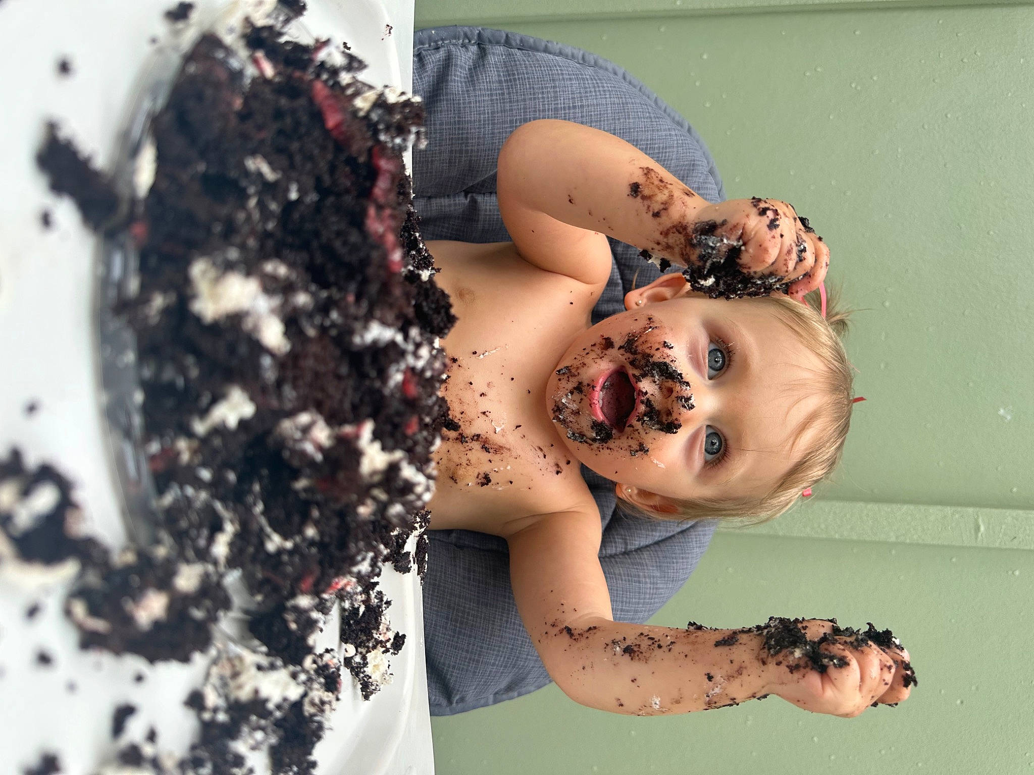 Esmé is registered to the contest to win money with this photo: arm, black_hair, chest, eyelash, fashion_design, finger, flash_photography, happy, headpiece, jewellery, long_hair, neck, pattern, person, photograph, shoulder, skin, sunglasses, thigh, trunk