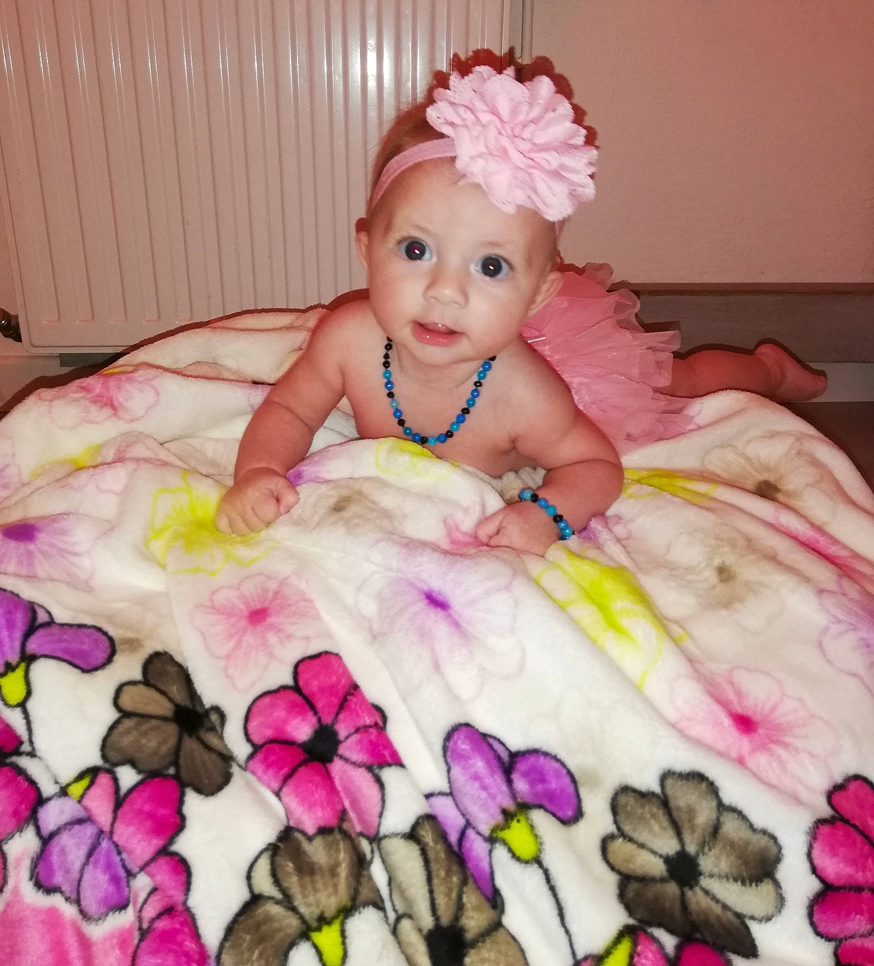 Loucia a rejoint le concours — aidez-le/la à gagner de superbes lots ! baby, baby_products, baby_toddler_clothing, ballet_tutu, bathing, bathtub, bed, child, costume, flower, hair_accessory, headgear, linens, person, petal, pink, plant, product, room, textile