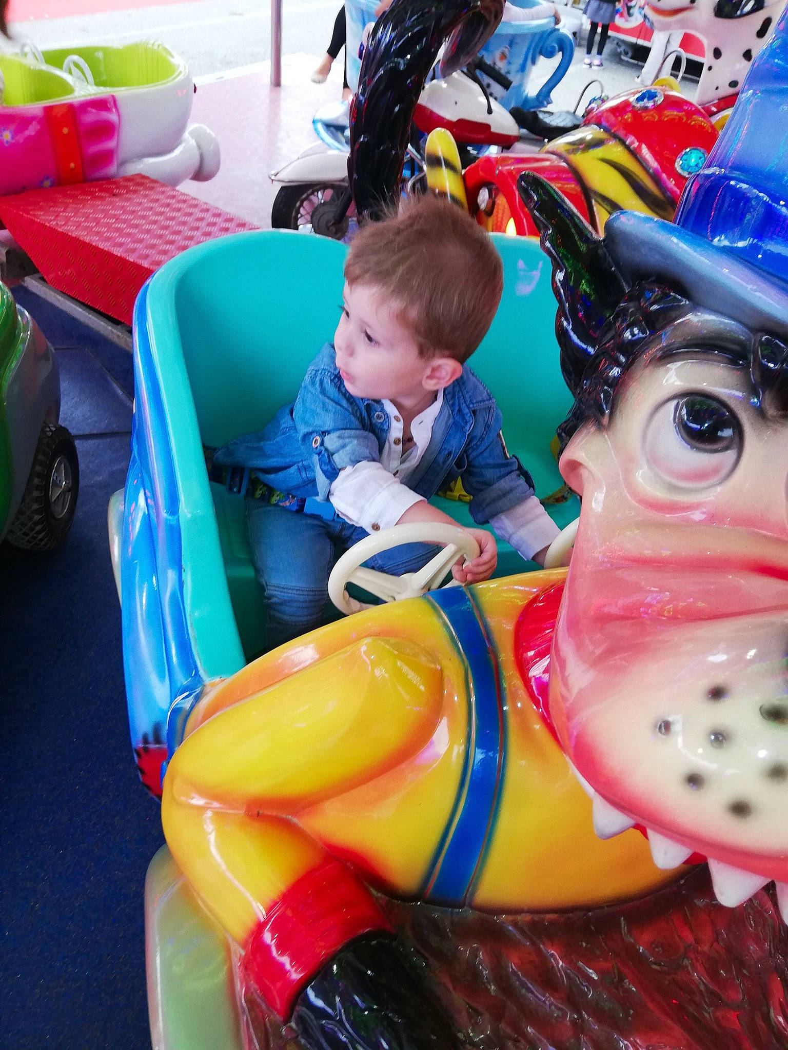 Kenzo participe au concours pour gagner de l'argent avec cette photo : amusement_ride, balloon, child, fun, leg, leisure, party_supply, person, play, recreation, toddler, toy, vacation