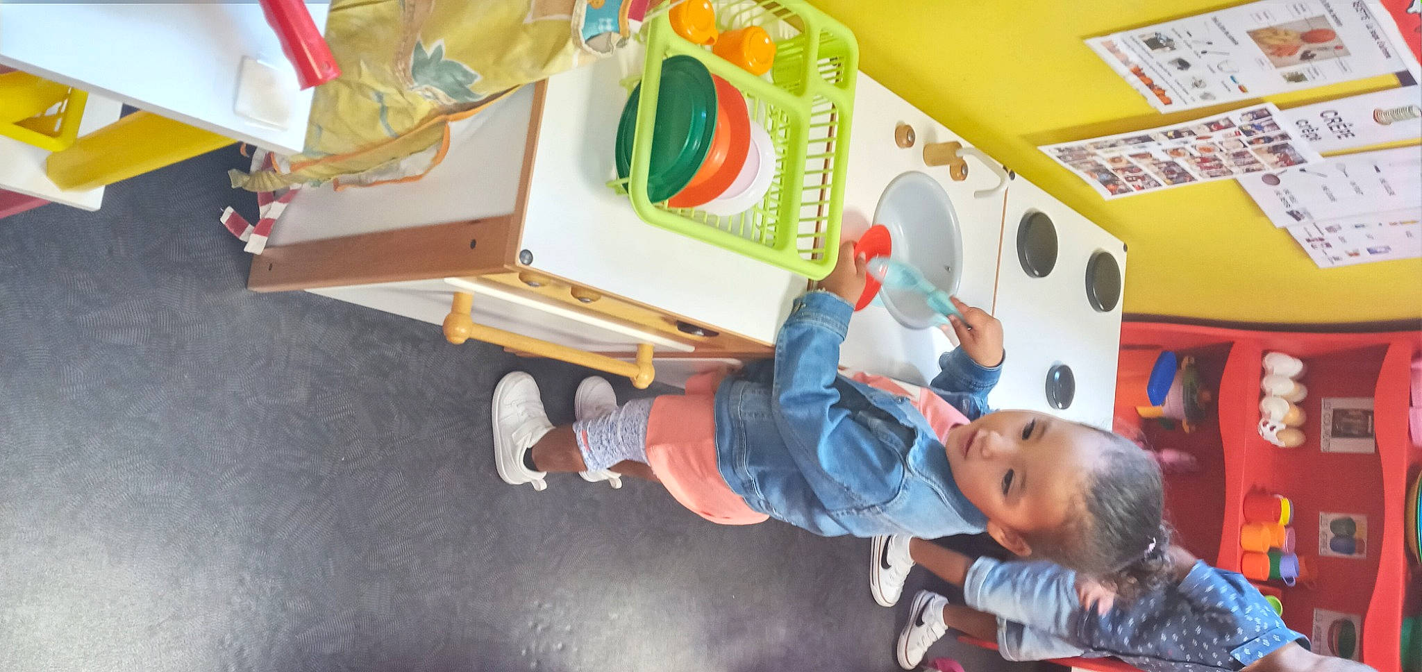 Meryem a rejoint le concours — aidez-le/la à gagner de superbes lots ! animation, baby, baby_toys, bed, child, fun, games, hat, kindergarten, leisure, person, play, recreation, room, school, shorts, t_shirt, toddler, toy, transport