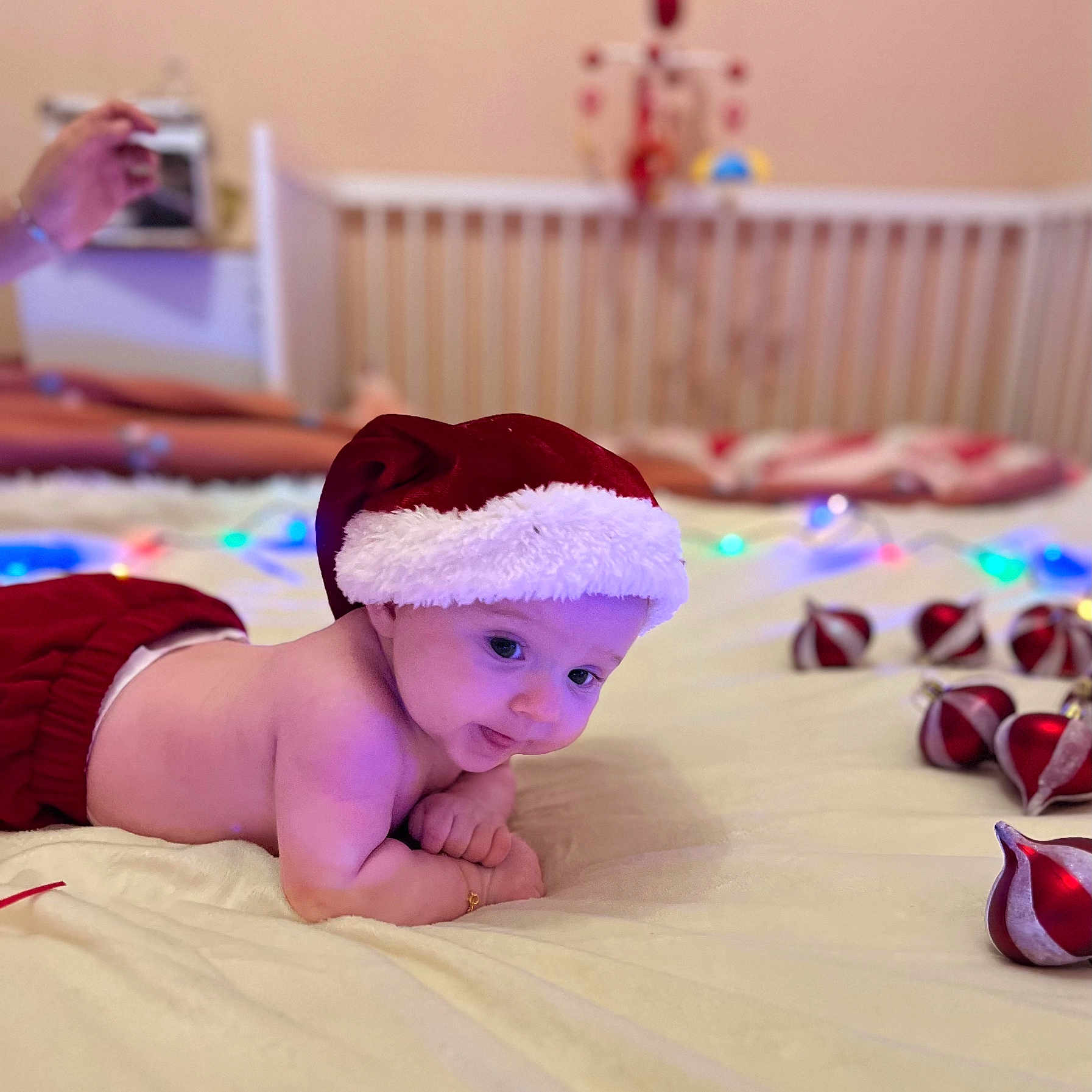 Alexia participe au concours pour gagner de l'argent avec cette photo : baby, bed, blanket, child, christmas, crib, cute, festive, holiday, holiday_decor, indoors, infant, nursery, ornaments, red_clothing, santa_hat, smiling, soft_lighting, string_lights, tummy