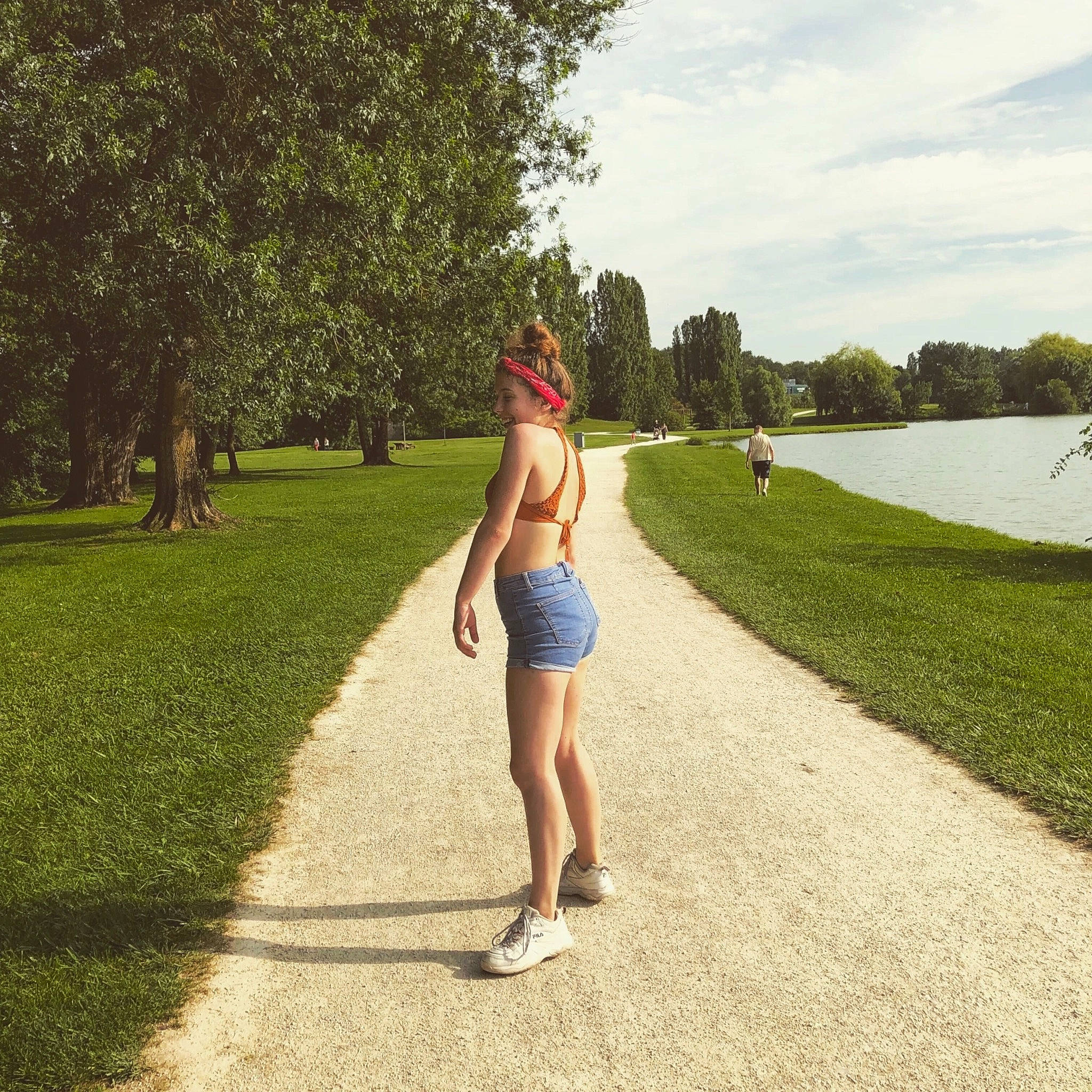 Julie a rejoint le concours — aidez-le/la à gagner de superbes lots ! blond, dress, footwear, grass, human_leg, jogging, joint, joy, leg, person, photography, plant, recreation, road, running, shorts, shoulder, summer, sunlight, tree