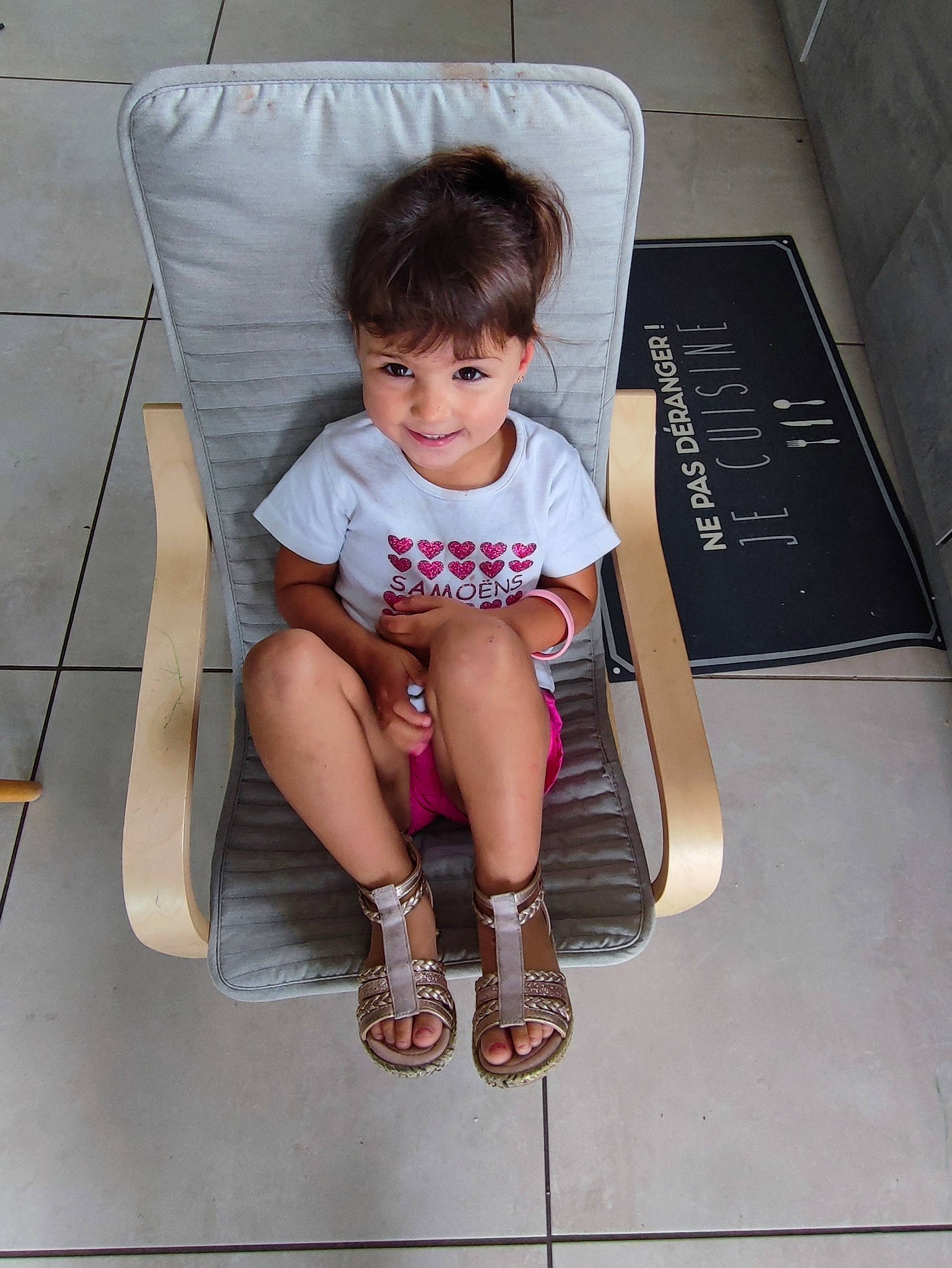 Anna participe au concours pour gagner de l'argent avec cette photo : baby_toddler_clothing, child, comfort, flooring, foot, human_leg, joint, joy, knee, leg, leisure, magenta, person, pink, sandal, shoe, sitting, sneakers, sock, t_shirt