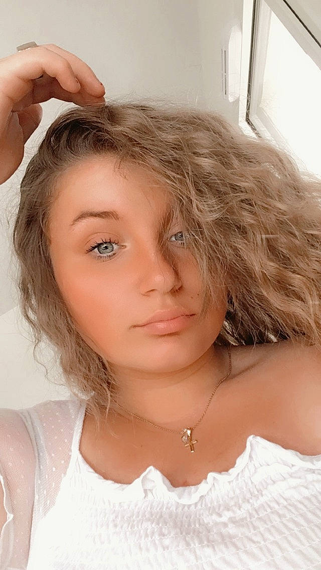 Kelvina participe au concours pour gagner de l'argent avec cette photo : beauty, blond, brown_hair, cheek, chin, ear, eye, eyebrow, eyelash, face, forehead, hair, hair_coloring, hairstyle, head, lip, long_hair, neck, nose, person