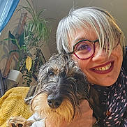 Upsie a rejoint le concours — aidez-le/la à gagner de superbes lots ! blanket, closeup, cozy, curtain, dog, face, furniture, glasses, hair, hand, happy, home, indoor, pet, plant, portrait, scarf, smiling, window, woman