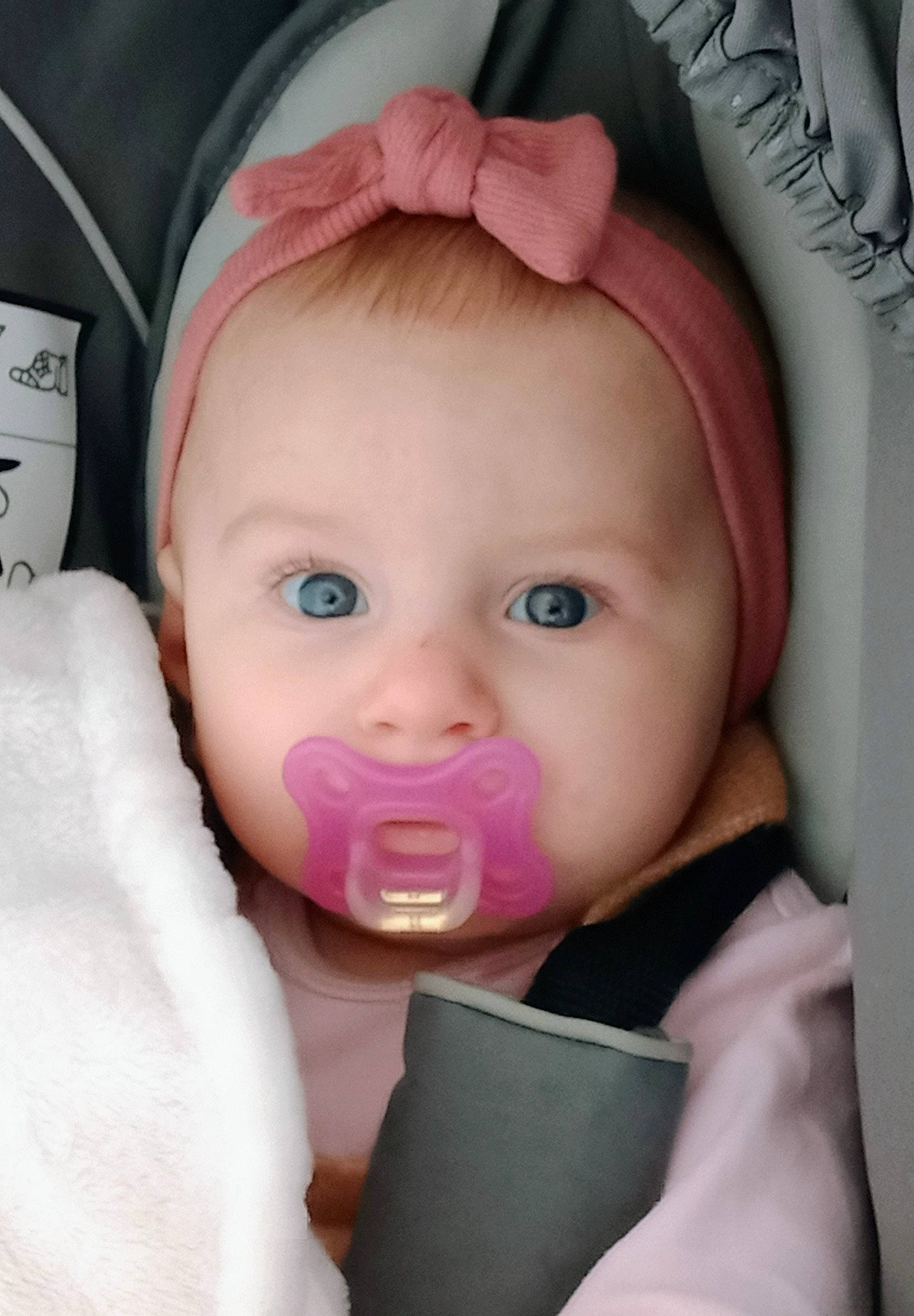 Fallone a rejoint le concours — aidez-le/la à gagner de superbes lots ! baby, baby_toddler_clothing, cheek, comfort, ear, eye, eyebrow, eyelash, head, headgear, human_body, iris, lip, mouth, nose, person, pink, product, skin, textile