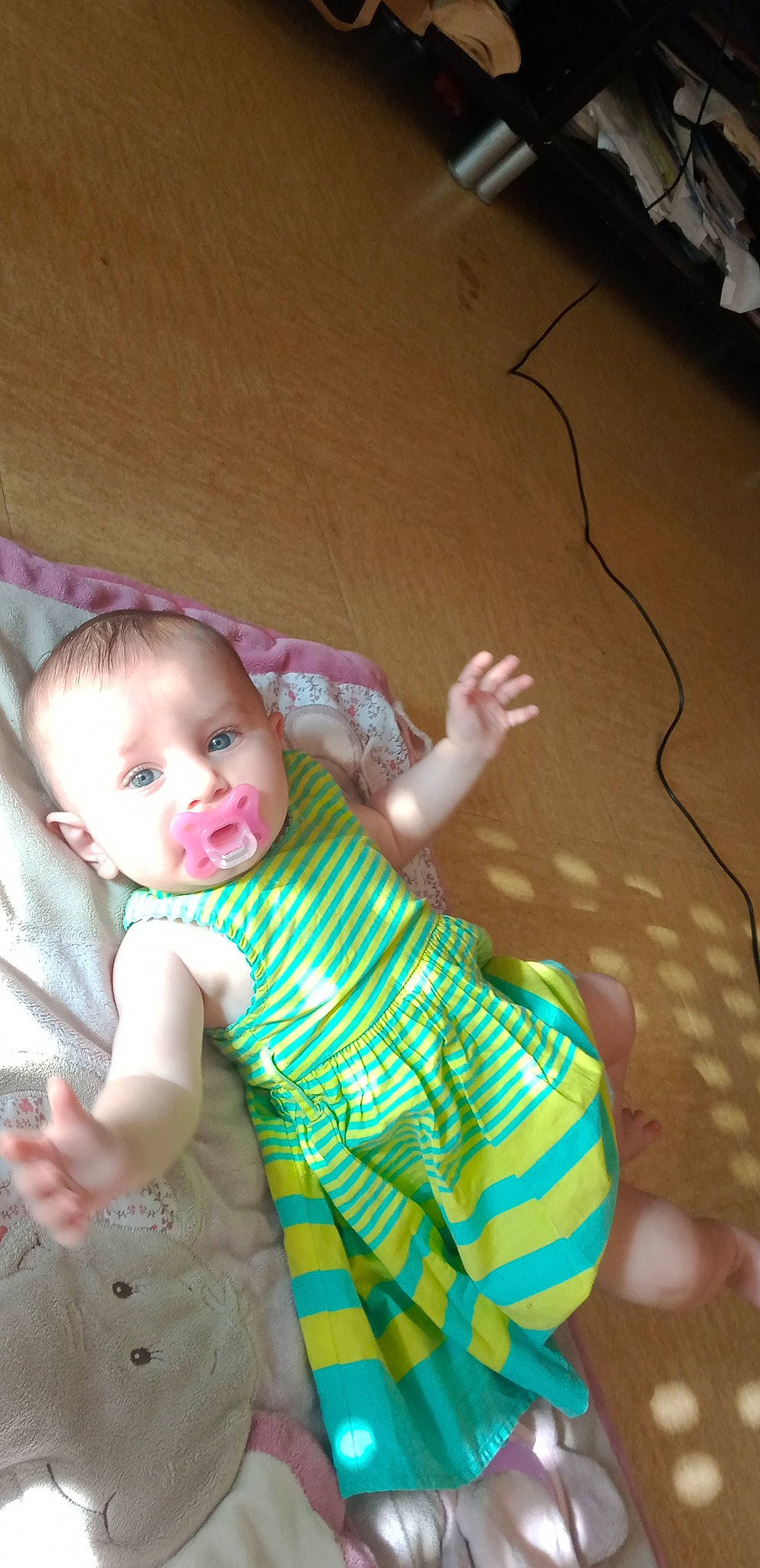 Fallone a rejoint le concours — aidez-le/la à gagner de superbes lots ! baby, baby_products, baby_toddler_clothing, child, comfort, dress, flooring, fun, gesture, grass, hand, happy, linens, pattern, person, sitting, skin, sleeve, textile, toddler