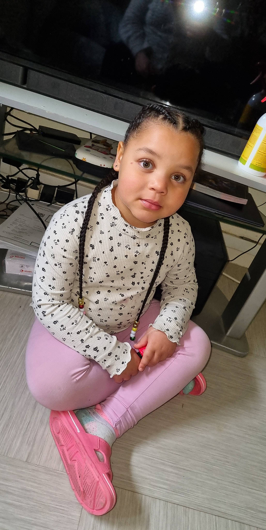 Aaliyah a rejoint le concours — aidez-le/la à gagner de superbes lots ! chair, child, clothing, crew_cut, fashion_accessory, fashion_design, flooring, human_leg, joint, knee, leg, leggings, pattern, person, sitting, sleeve, sportswear, t_shirt, thigh, trunk