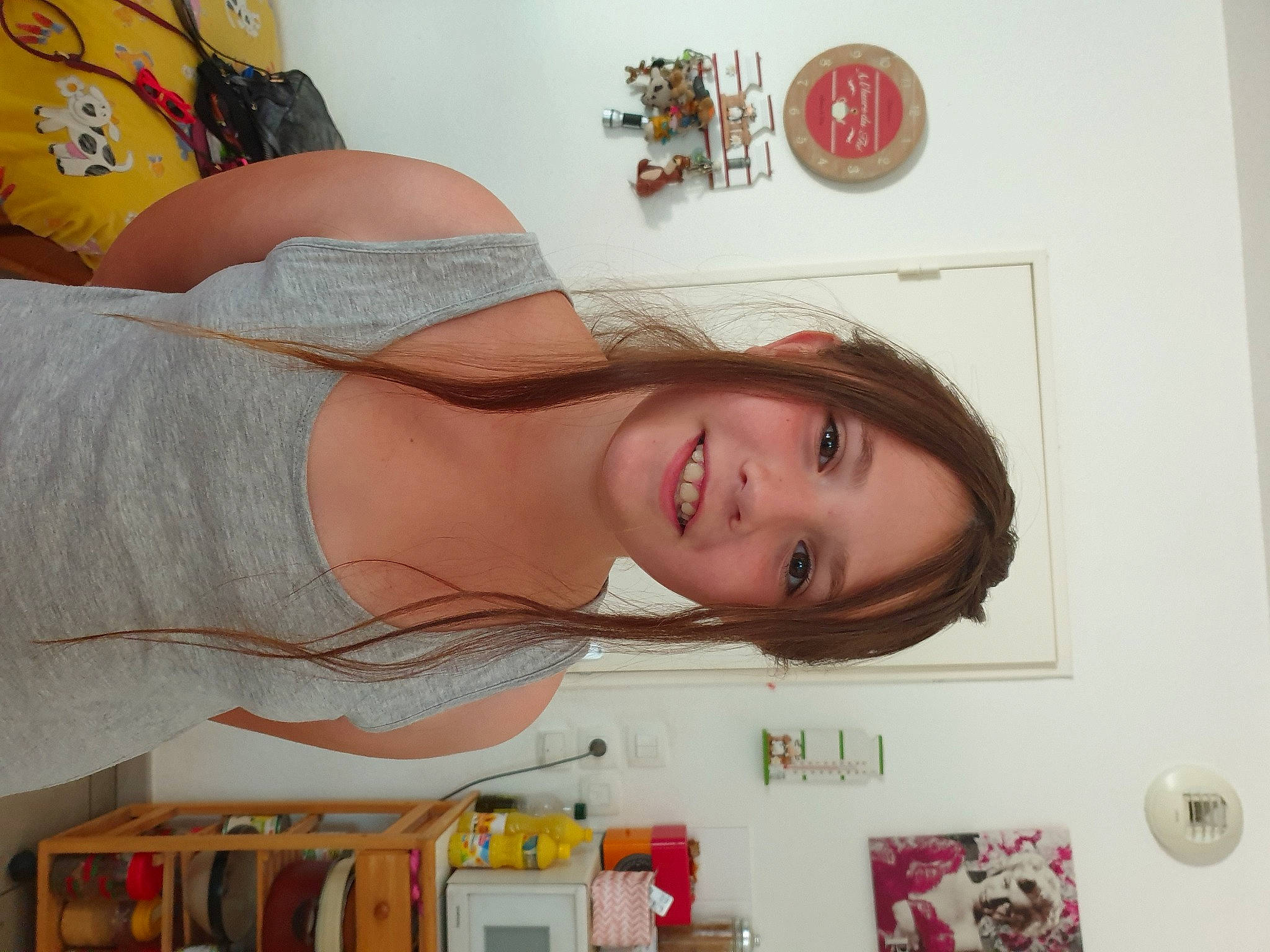 Jeanne participe au concours pour gagner de l'argent avec cette photo : chest, child, eye, eyelash, fun, happy, joy, lipstick, orange, peach, person, pink, room, skin, smile