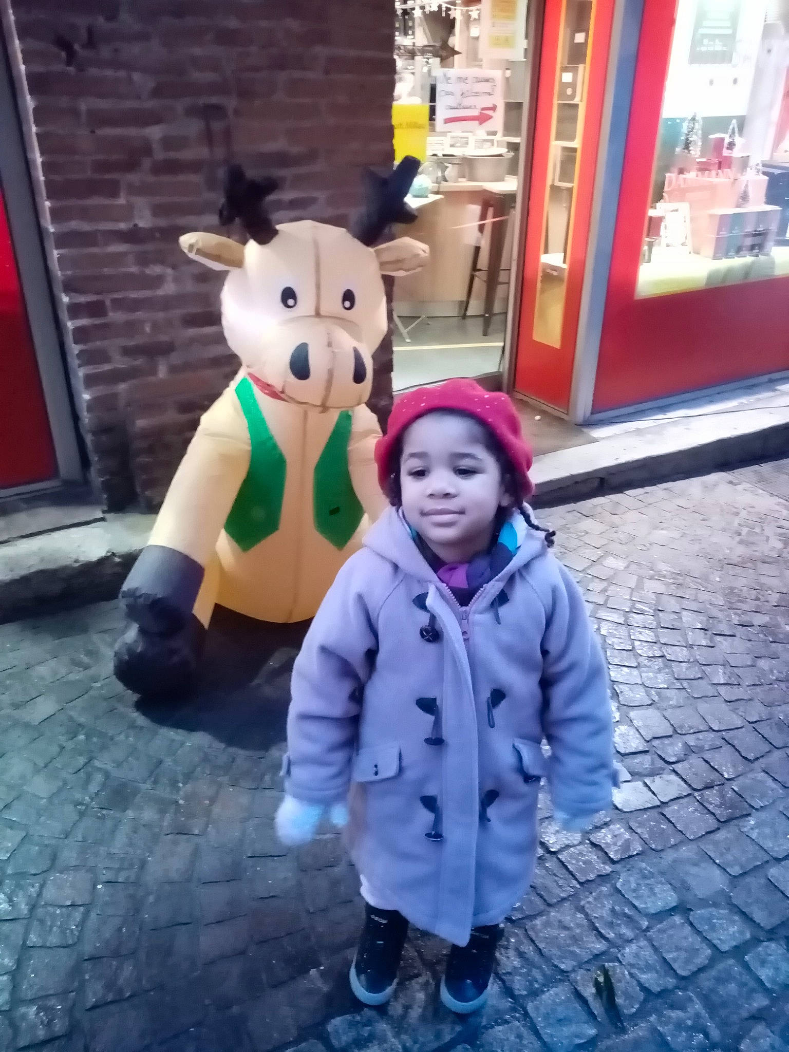 Johanie a rejoint le concours — aidez-le/la à gagner de superbes lots ! baby_toddler_clothing, boot, costume, door, fictional_character, fur, glove, mascot, person, plush