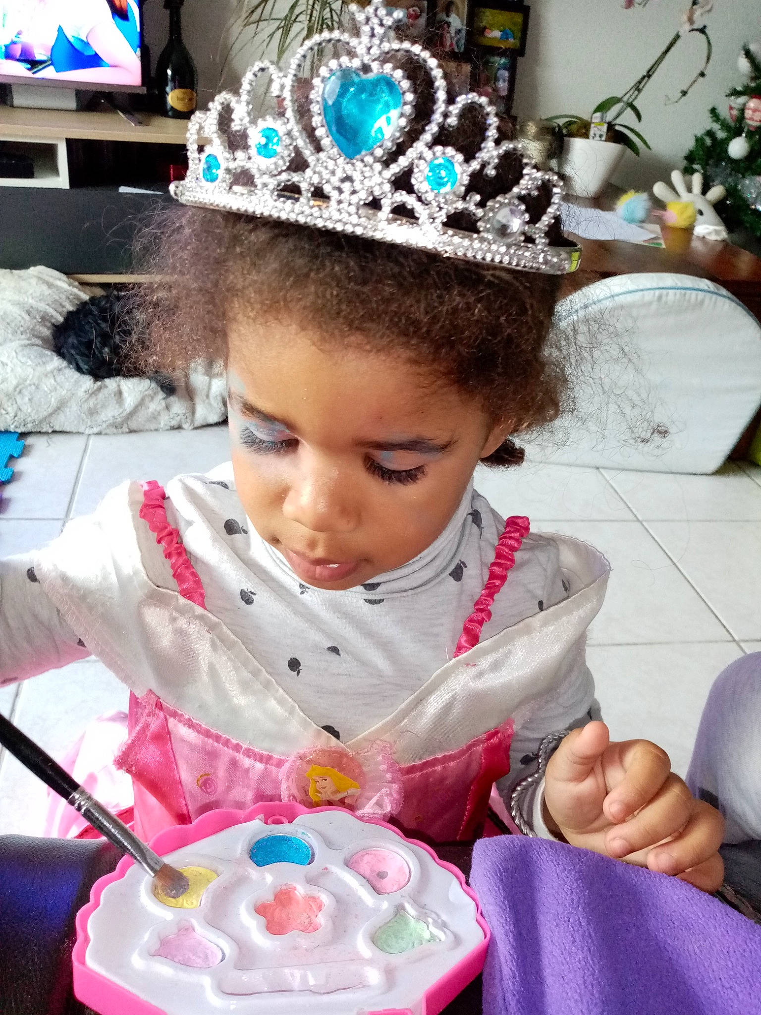 Johanie participe au concours pour gagner de l'argent avec cette photo : baby, baby_toddler_clothing, costume_accessory, costume_hat, crown, dairy, dessert, fashion_accessory, hair_accessory, headgear, headpiece, kitchen_utensil, ornament, party, party_supply, person, spoon, sweetness, television, tiara