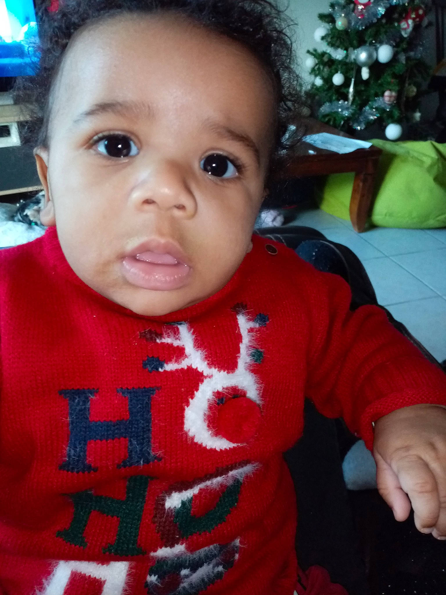 Sadio participe au concours pour gagner de l'argent avec cette photo : baby, baby_toddler_clothing, cheek, child, christmas, christmas_decoration, christmas_eve, christmas_ornament, eyebrow, eyelash, forehead, holiday, holiday_ornament, knitting, long_sleeved_t_shirt, person, sleeve, sweater, toddler, wool