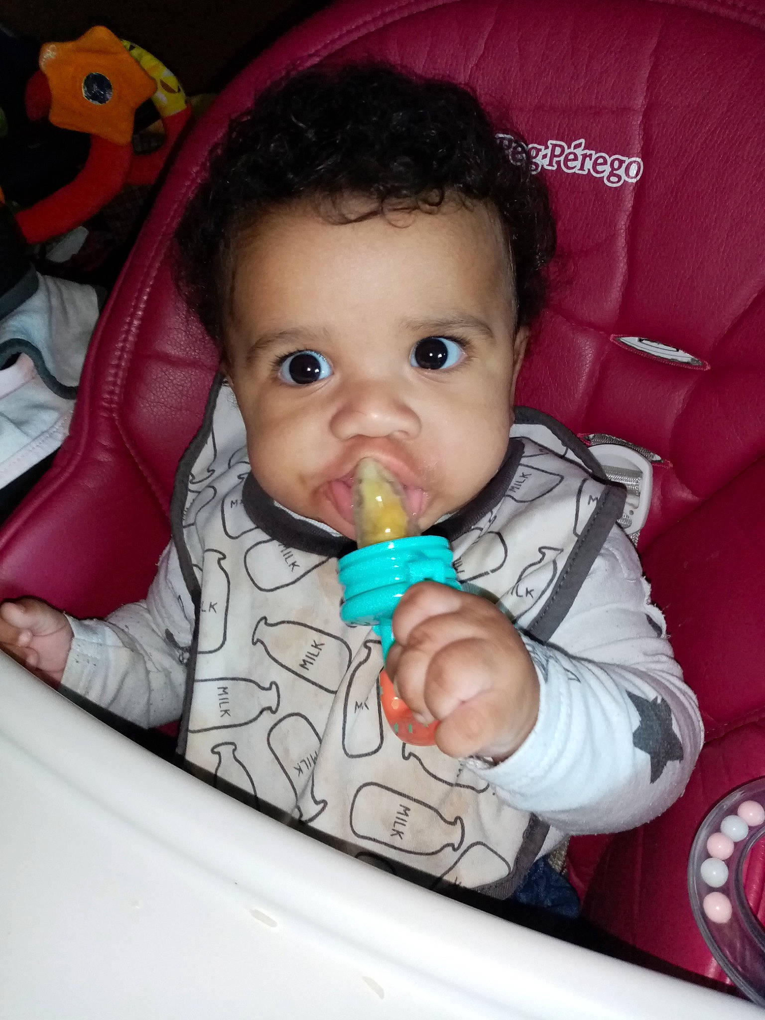Sadio a rejoint le concours — aidez-le/la à gagner de superbes lots ! baby, baby_food, baby_products, baby_safety, baby_toddler_clothing, baby_toys, car_seat, cheek, child, comfort, eye, mechanical_fan, nose, person, plush, stuffed_toy, toddler, toy