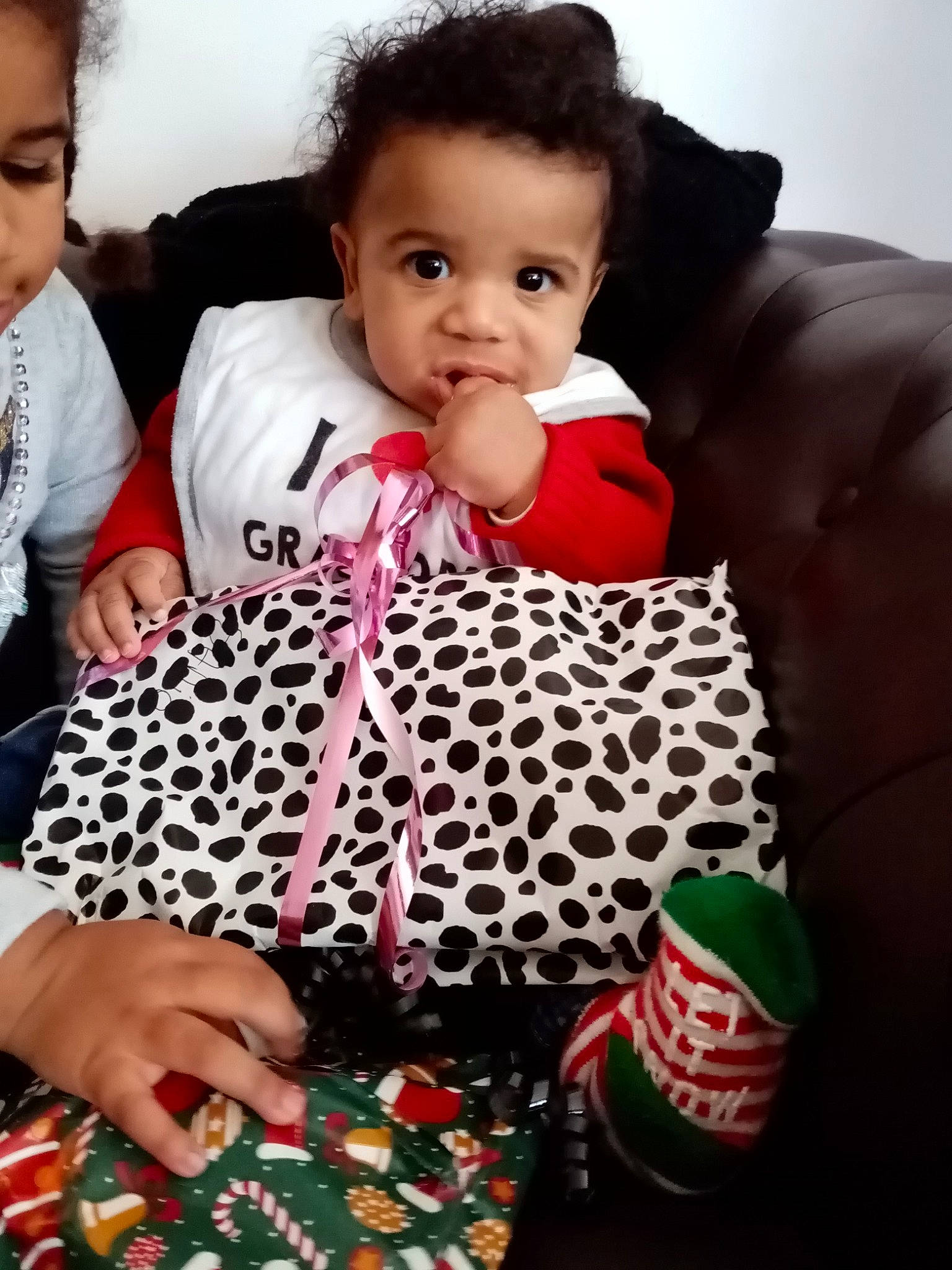 Sadio participe au concours pour gagner de l'argent avec cette photo : baby, baby_toddler_clothing, carmine, cheek, child, christmas, face, head, lip, love, nose, pattern, person, polka_dot, toddler