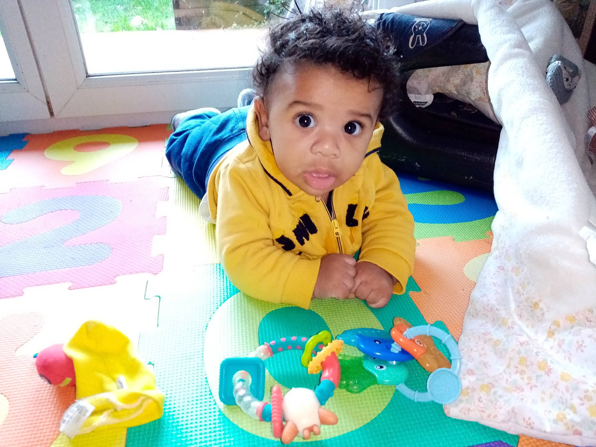 Sadio a rejoint le concours — aidez-le/la à gagner de superbes lots ! baby, baby_playing_with_toys, baby_products, baby_toddler_clothing, baby_toys, child, human, learning, nose, person, plastic, play, playmat, surprise, toddler, toy, tummy_time