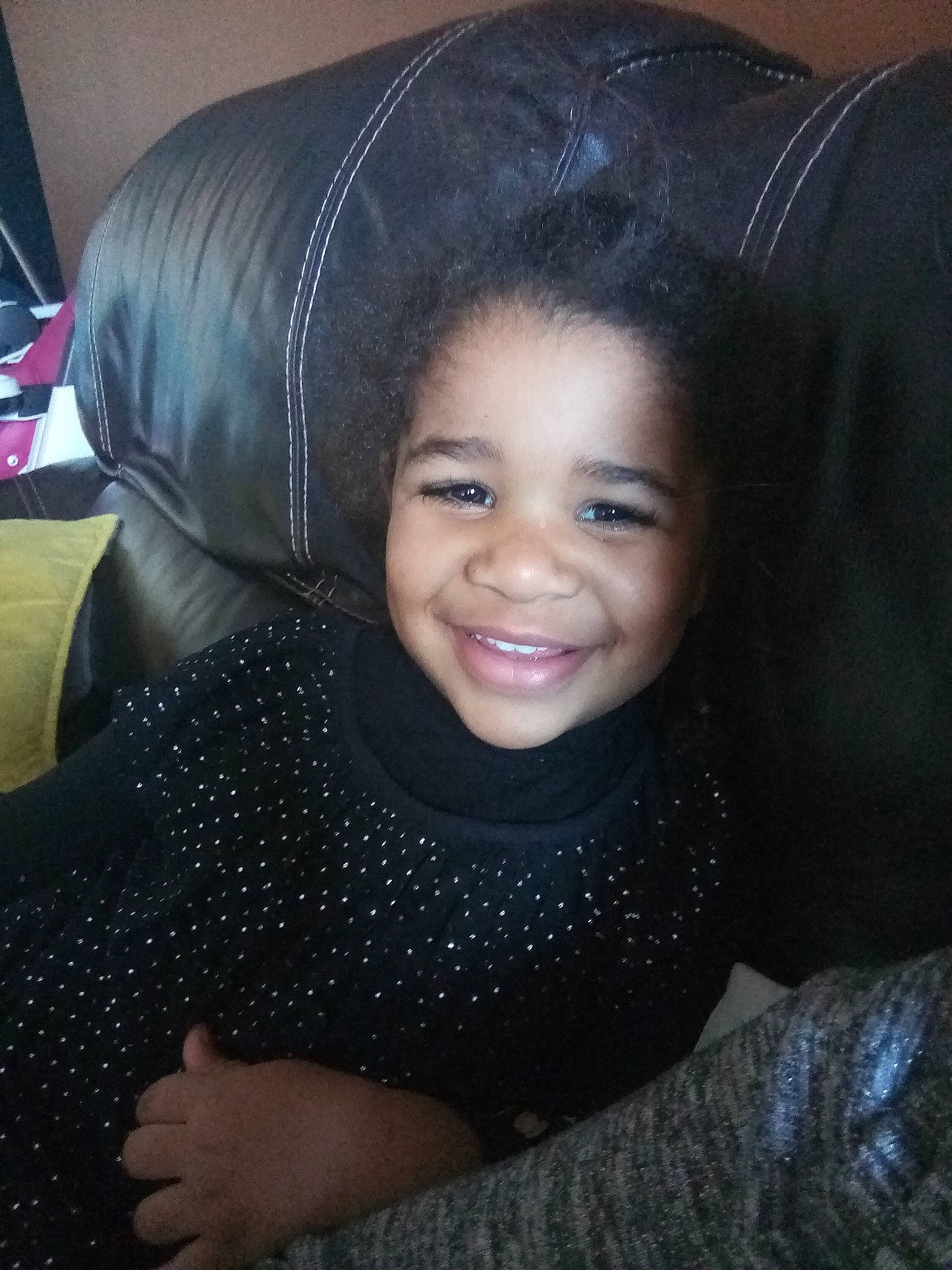 Johanie a rejoint le concours — aidez-le/la à gagner de superbes lots ! black_hair, cheek, child, comfort, cool, eye, eyebrow, facial_expression, happy, human, iris, joy, lip, mouth, nose, organ, person, purple, sitting, skin