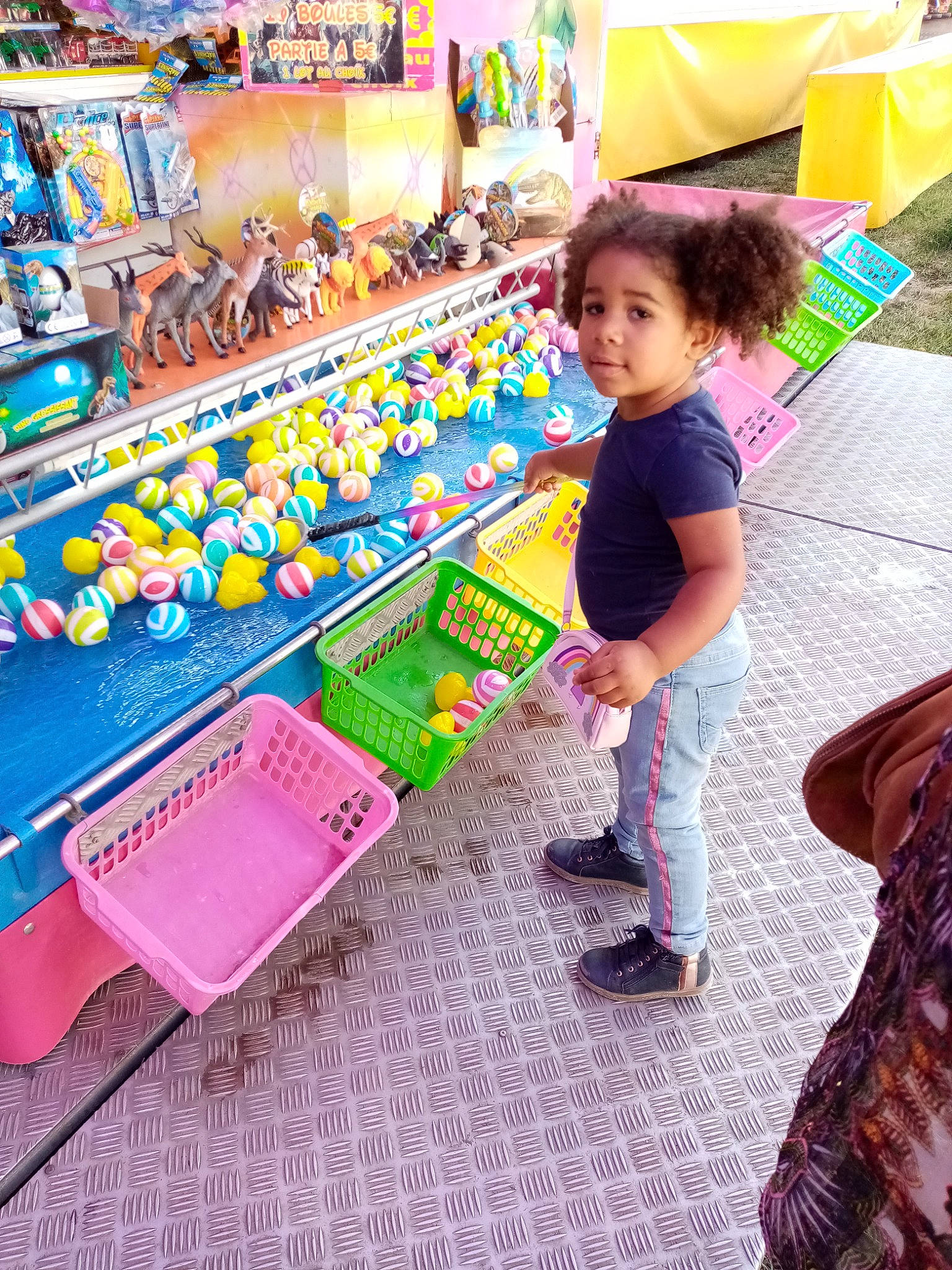 Johanie participe au concours pour gagner de l'argent avec cette photo : baby, baby_products, baby_toys, child, fedora, person, pink, plastic, play, playset, shelf, sun_hat, toddler, toy