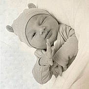 Gelvi a rejoint le concours — aidez-le/la à gagner de superbes lots ! baby, bed, blanket, bodypart, bonnet, cap, clothing, face, finger, furniture, glove, hand, happy, hat, head, newborn, person, photography, portrait, sleeping
