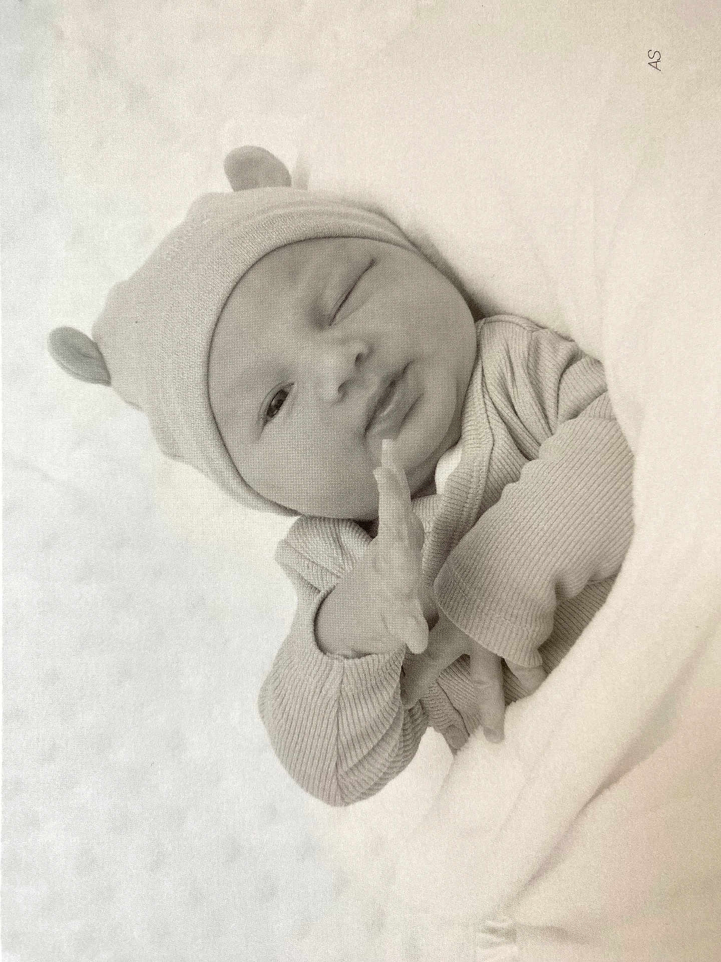 Gelvi a rejoint le concours — aidez-le/la à gagner de superbes lots ! baby, bed, blanket, bodypart, bonnet, cap, clothing, face, finger, furniture, glove, hand, happy, hat, head, newborn, person, photography, portrait, sleeping