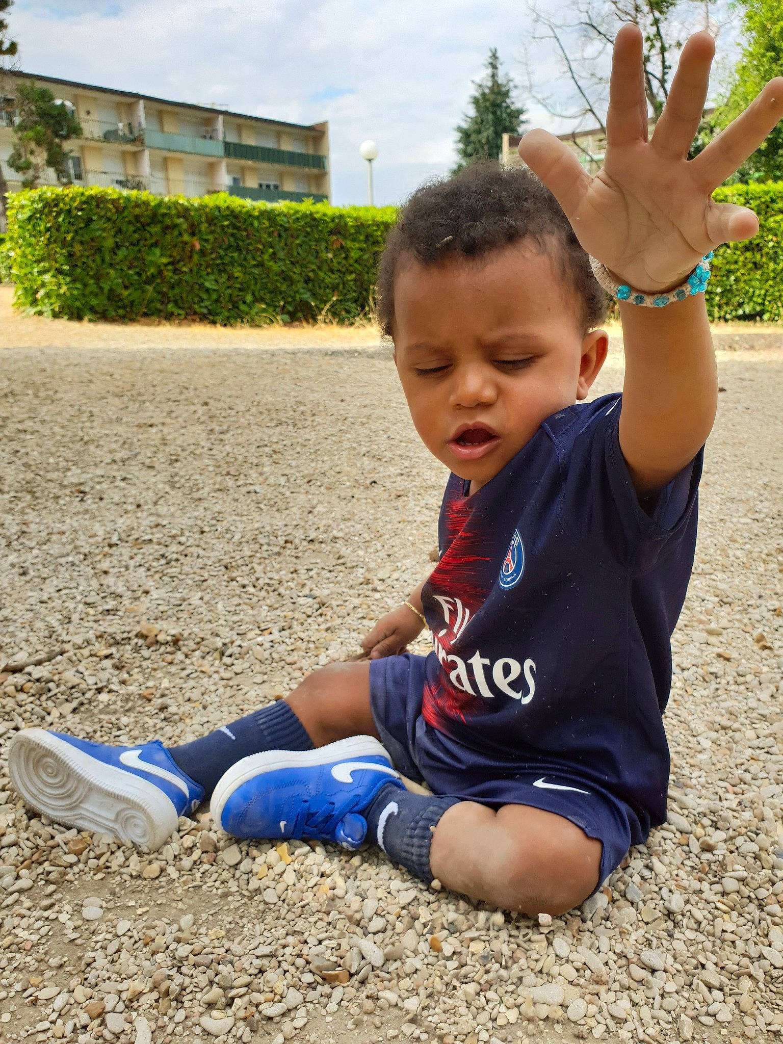 Kurtys participe au concours pour gagner de l'argent avec cette photo : blue, boy, child, competition_event, day, fun, girl, grass, person, play, recreation, sand, shoe, sitting, smile, summer, toddler, tree, vacation