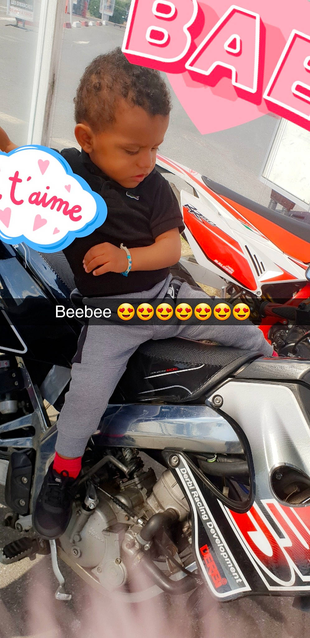 Kurtys participe au concours pour gagner de l'argent avec cette photo : auto_part, car, helmet, motor_vehicle, motorcycle, motorcycle_accessories, motorcycle_fairing, motorcycling, person, personal_protective_equipment, product, racing, vehicle, wheel