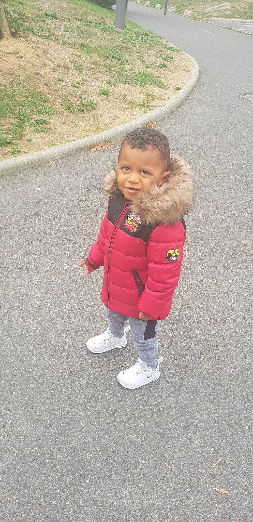 Kurtys participe au concours pour gagner de l'argent avec cette photo : asphalt, child, day, fun, girl, person, pink, plant, play, recreation, red, shoe, sitting, smile, standing, toddler, tree, vacation