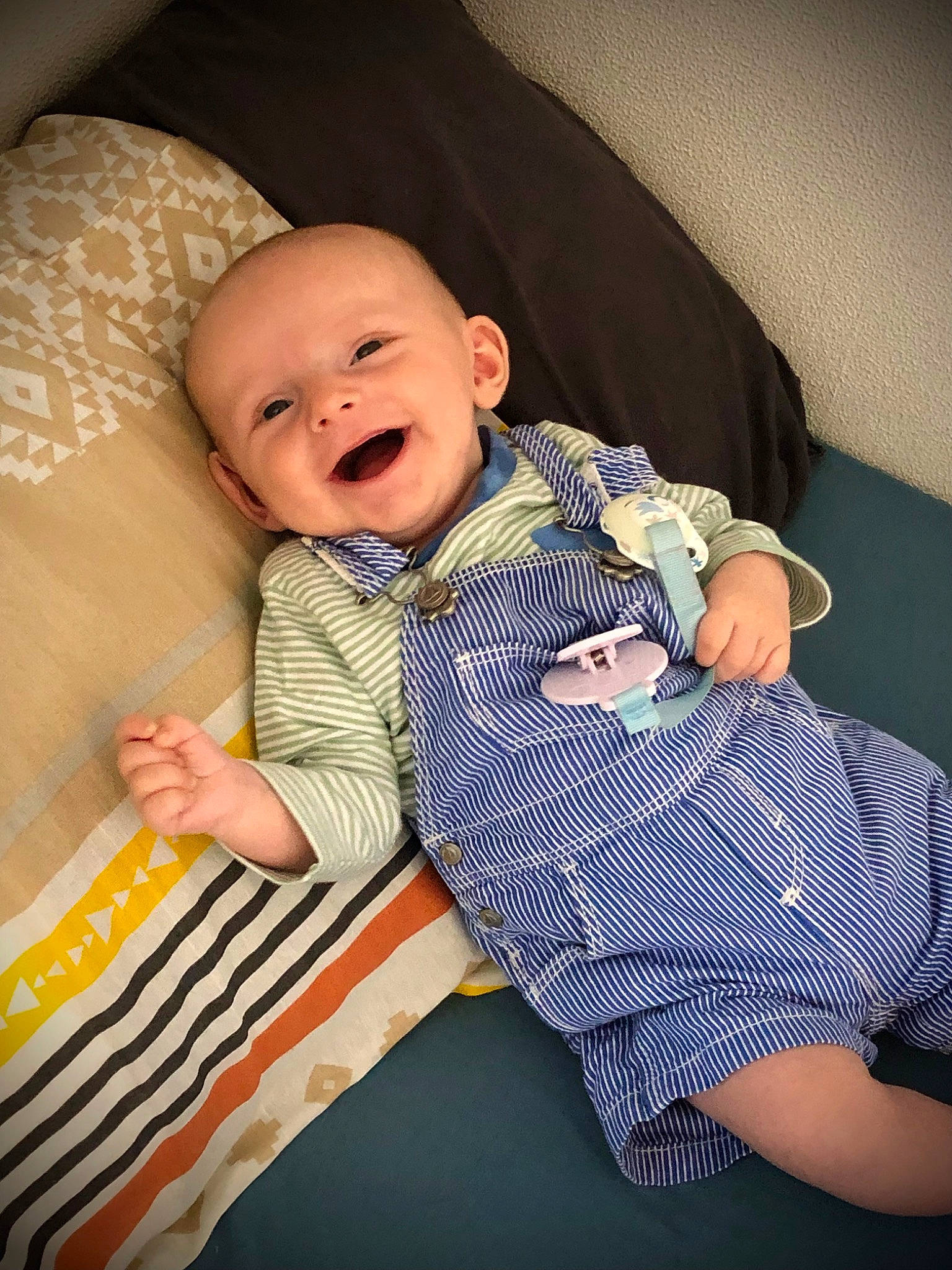 Arthus participe au concours pour gagner de l'argent avec cette photo : arm, baby, baby_products, baby_toddler_clothing, cheek, child, comfort, finger, happy, iris, linens, mammal, nose, pattern, person, skin, sleeve, smile, sock, t_shirt