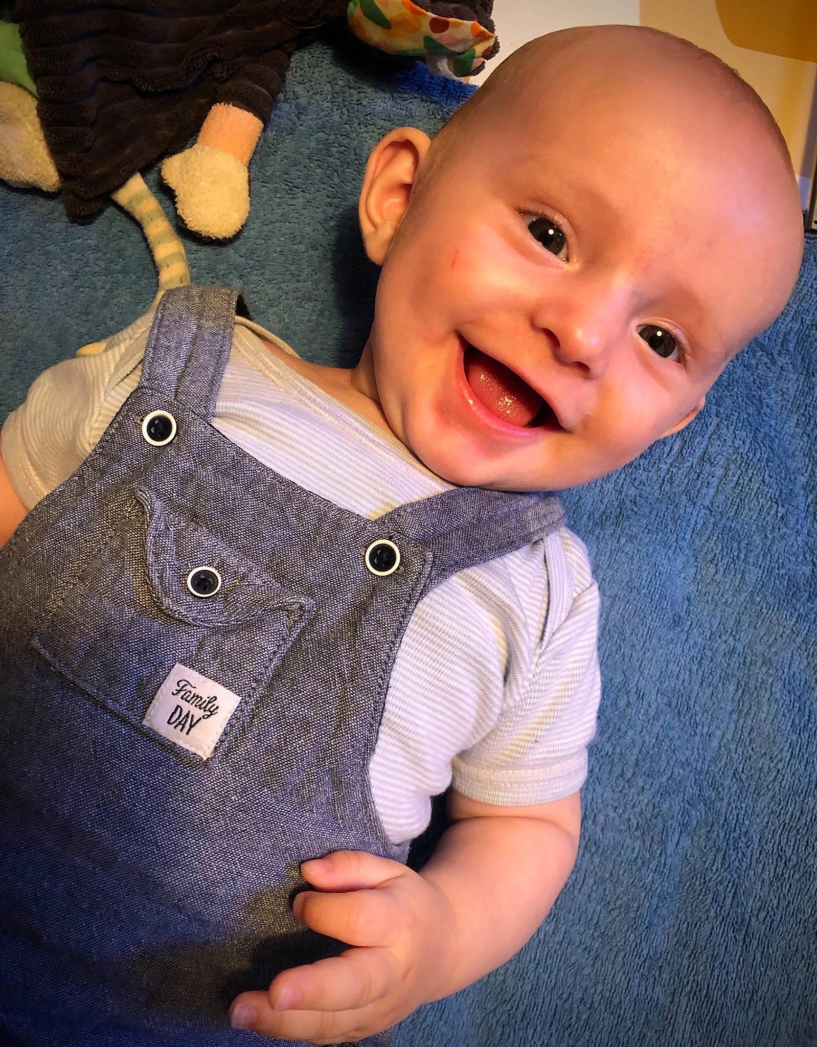 Arthus participe au concours pour gagner de l'argent avec cette photo : baby, baby_toddler_clothing, button, cheek, collar, comfort, cool, electric_blue, eye, finger, gesture, happy, head, human_body, joy, nose, person, skin, sleeve, smile