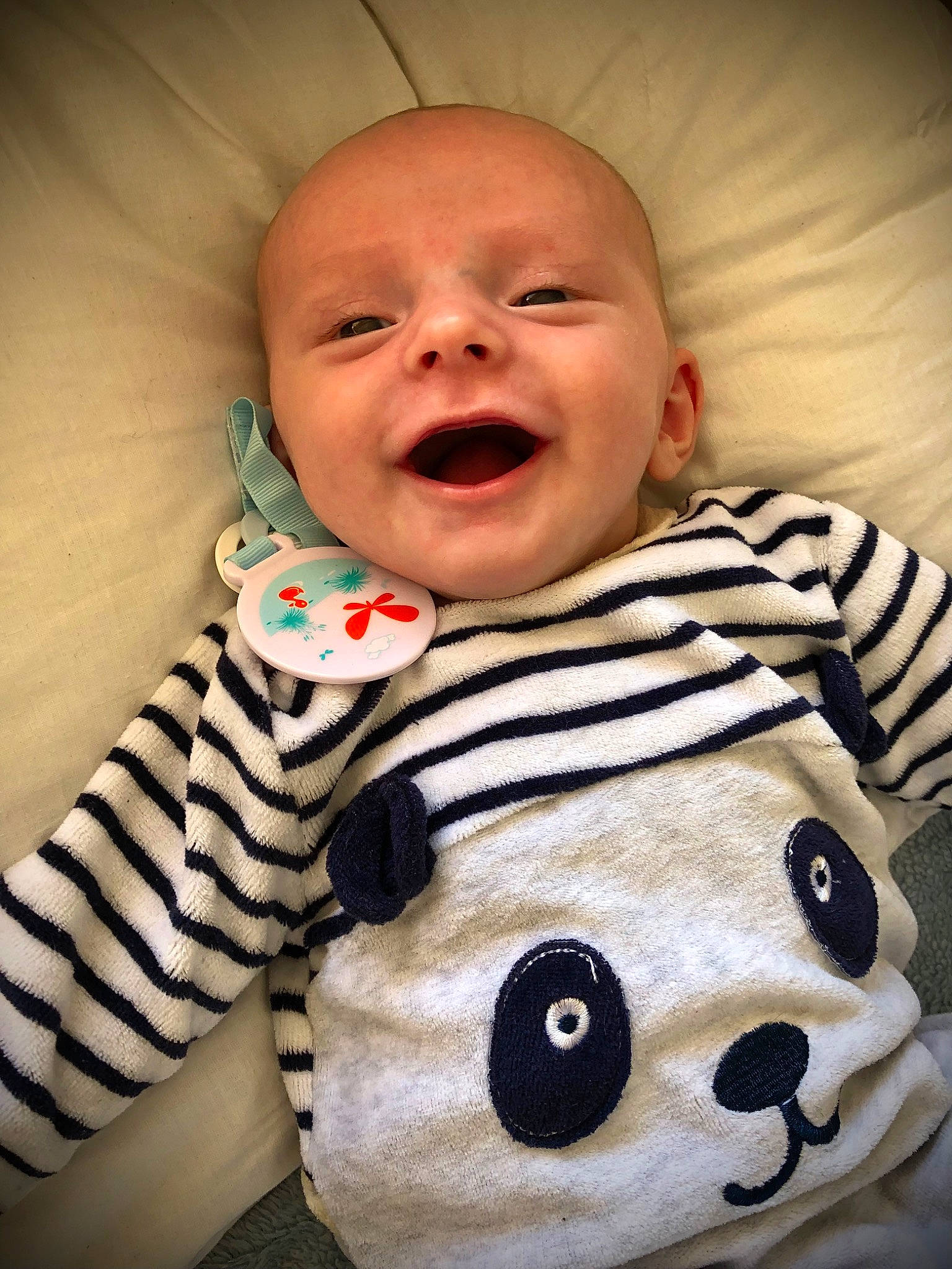 Arthus participe au concours pour gagner de l'argent avec cette photo : baby, baby_laughing, baby_toddler_clothing, cheek, child, collar, comfort, eye, happy, iris, linens, nose, outerwear, pattern, person, skin, sleeve, smile, t_shirt, toddler