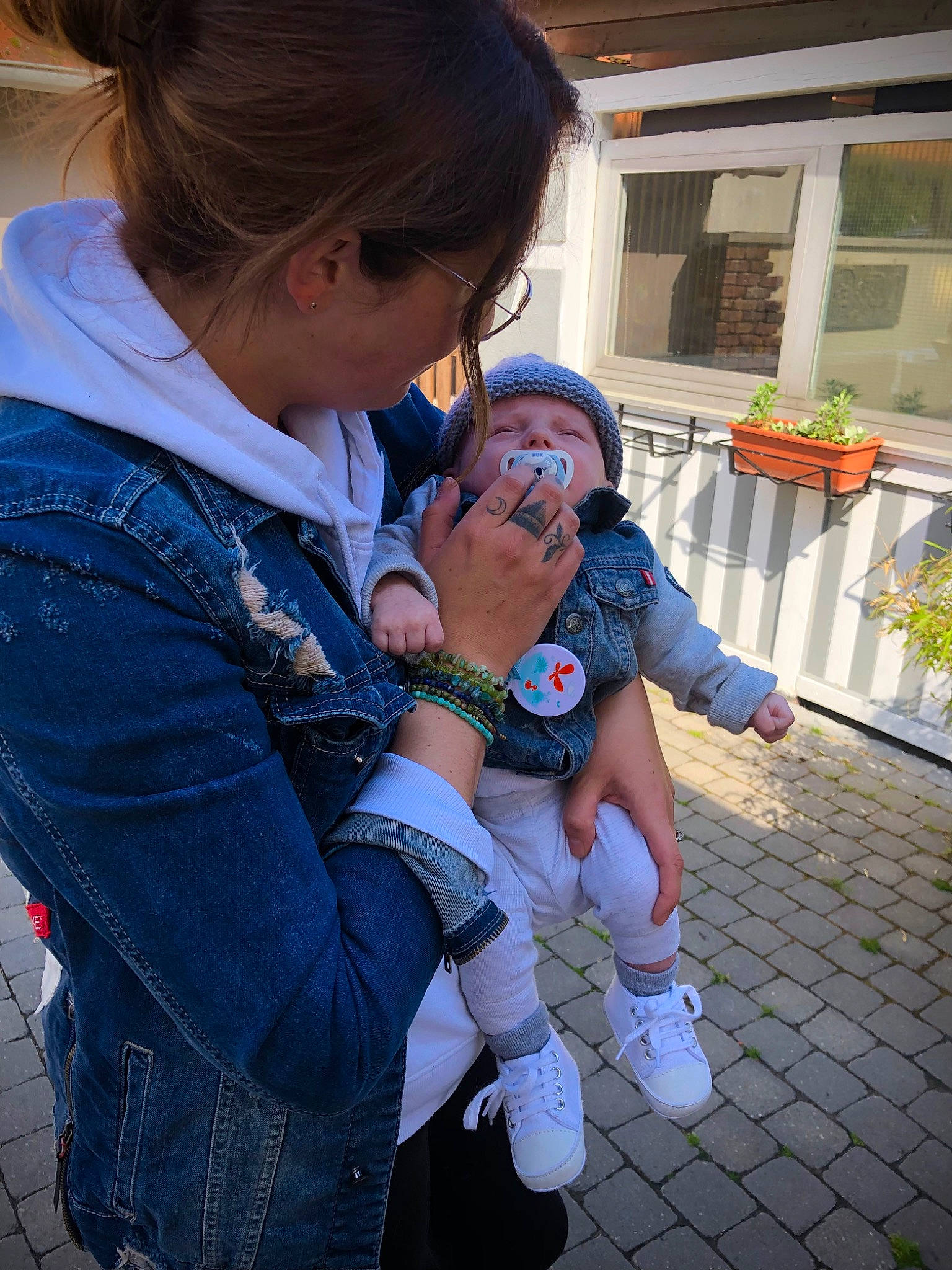 Arthus a rejoint le concours — aidez-le/la à gagner de superbes lots ! bag, child, cool, denim, electric_blue, eyewear, fashion_accessory, fun, gesture, hairstyle, happy, houseplant, jewellery, leisure, luggage_and_bags, person, plant, recreation, sitting, toddler